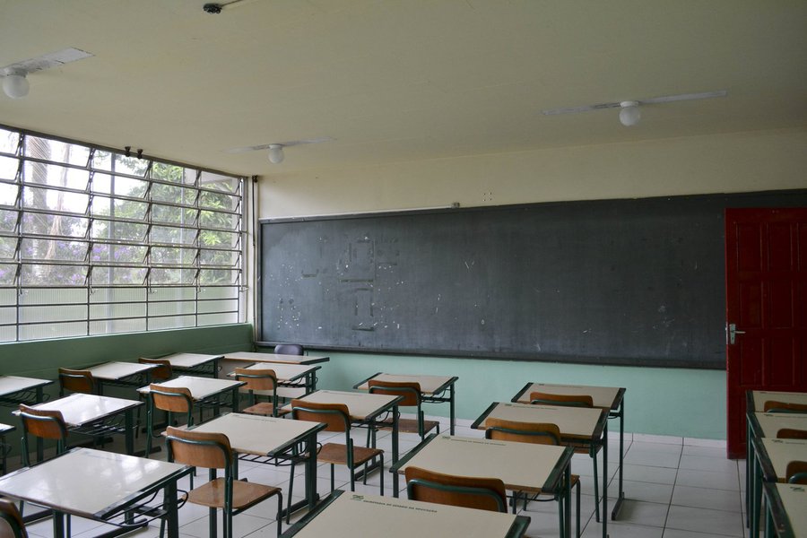 Mais da metade dos estados brasileiros não cumpre o salário estipulado na lei do piso dos professores, de acordo com levantamento divulgado pela Confederação Nacional dos Trabalhadores em Educação (CNTE). A tabela divulgada esta semana pela CNTE mostra que Bahia, Ceará, Rio de Janeiro, Rondônia e Pernambuco não pagam o valor no vencimento, como estipula a lei, mas cumprem o valor na remuneração acrescentando gratificações e complementações. Segundo o governo do Estado, apenas 62 professores tem formação de nível médio, no Ceará
(Foto: Fatima 247) Mais da metade dos estados brasileiros não cumpre o salário estipulado na lei do piso dos professores, de acordo com levantamento divulgado pela Confederação Nacional dos Trabalhadores em Educação (CNTE). A tabela divulgada esta semana pela CNTE mostra que Bahia, Ceará, Rio de Janeiro, Rondônia e Pernambuco não pagam o valor no vencimento, como estipula a lei, mas cumprem o valor na remuneração acrescentando gratificações e complementações. Segundo o governo do Estado, apenas 62 professores tem formação de nível médio, no Ceará