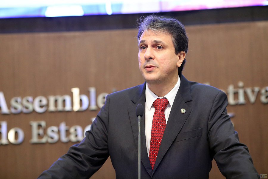 Além de apresentar o plano o governador Camilo Santana encaminha o projeto de lei instituindo a Política Estadual do Reúso, que trata do abastecimento de água e esgoto sanitário, da criação de incentivos tributários estaduais para o reúso e da política estadual de resíduos sólidos
(Foto: Fatima 247) Além de apresentar o plano o governador Camilo Santana encaminha o projeto de lei instituindo a Política Estadual do Reúso, que trata do abastecimento de água e esgoto sanitário, da criação de incentivos tributários estaduais para o reúso e da política estadual de resíduos sólidos