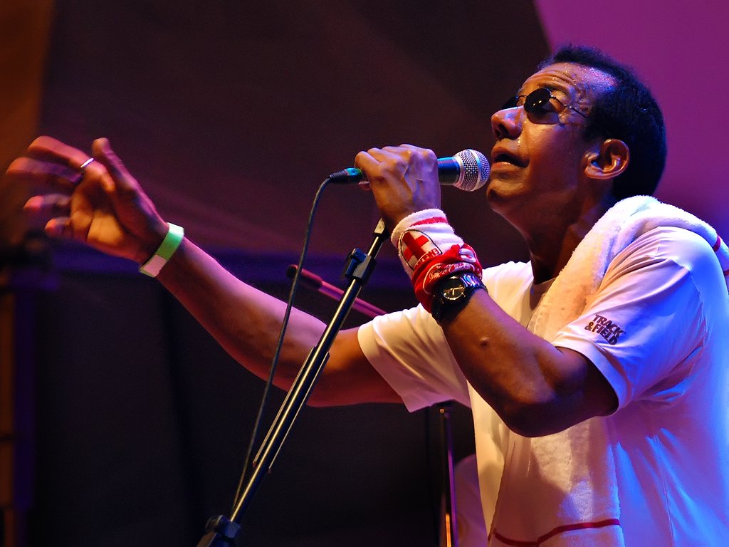 O cantor e compositor Jorge Ben Jor foi alvo de racismo durante um show neste sábado (13), no Rio de Janeiro.; cantor interrompeu o show e discutiu com um homem que estava na plateia; após a confusão, acalmada por outros membros da banda que separaram os dois, o músico explicou o ocorrido; "Esse cara ficou me chamando de "crioulo sujo". Não vou aceitar isso. Sou carioca e brasileiro. O que um sujeito desses está fazendo neste show?", disse
(Foto: Paulo Emílio) www.brasil247.com - O cantor e compositor Jorge Ben Jor foi alvo de racismo durante um show neste sábado (13), no Rio de Janeiro.; cantor interrompeu o show e discutiu com um homem que estava na plateia; após a confusão, acalmada por outros membros da banda que separaram os dois, o músico explicou o ocorrido; "Esse cara ficou me chamando de "crioulo sujo". Não vou aceitar isso. Sou carioca e brasileiro. O que um sujeito desses está fazendo neste show?", disse