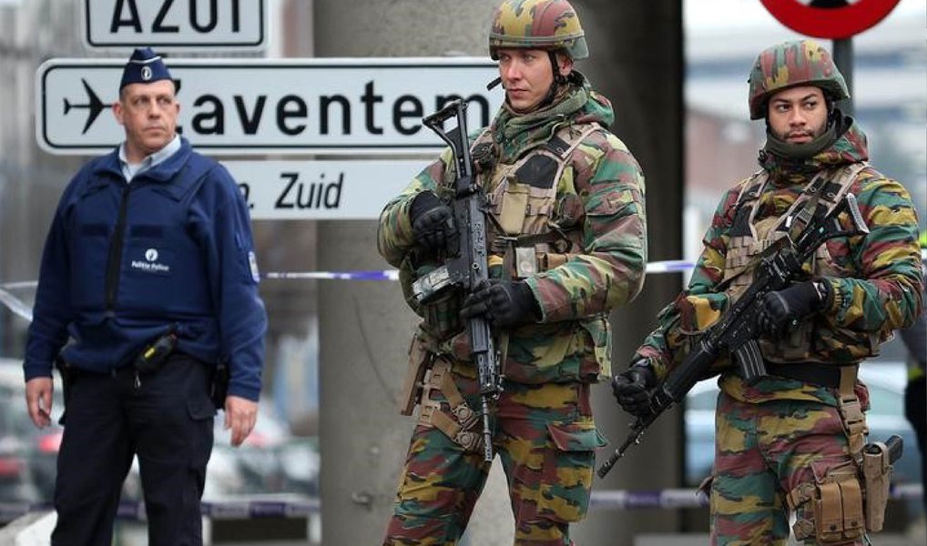 Faycal Cheffou; apontado como o terceiro indivíduo visto em imagens de câmeras de segurança que mostravam dois possíveis homens-bomba no aeroporto de Bruxelas foi libertado nesta segunda-feira (28) por falta de evidências; Procuradoria Federal da Bélgica informou que Faycal foi liberado por nãoo possuir evidências para mantê-lo detido; ele foi acusado no sábado de "assassinato terrorista" (Foto: Paulo Emílio) Faycal Cheffou; apontado como o terceiro indivíduo visto em imagens de câmeras de segurança que mostravam dois possíveis homens-bomba no aeroporto de Bruxelas foi libertado nesta segunda-feira (28) por falta de evidências; Procuradoria Federal da Bélgica informou que Faycal foi liberado por nãoo possuir evidências para mantê-lo detido; ele foi acusado no sábado de "assassinato terrorista"