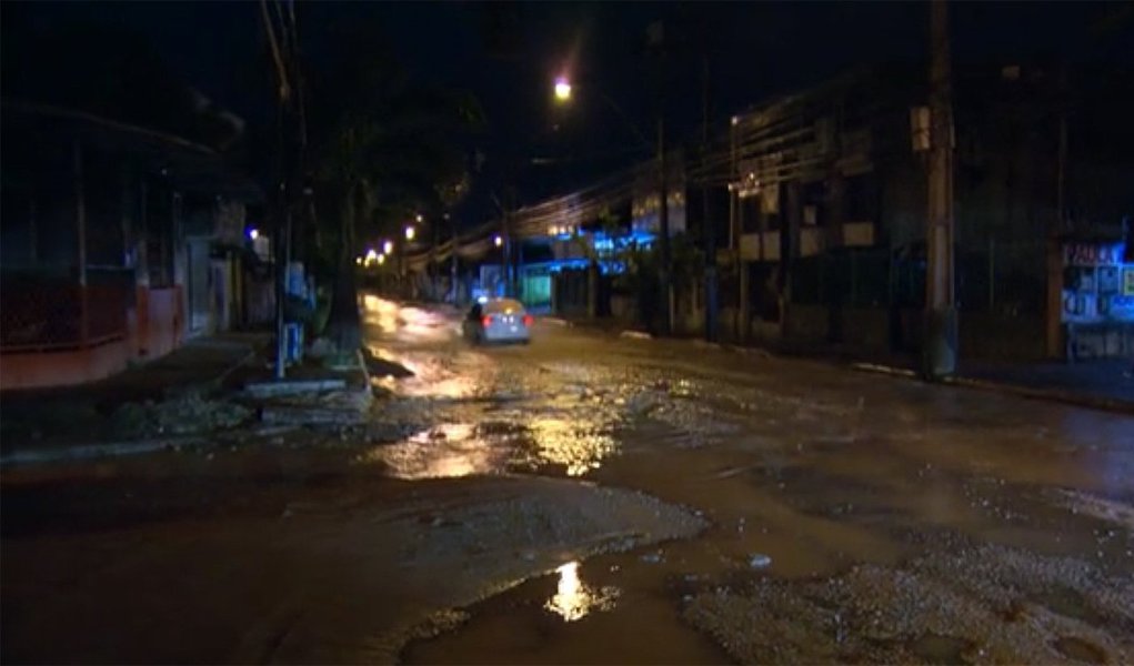 A forte chuva que atingiu São Gonçalo, na região metropolitana do Rio de Janeiro, deixou pelo menos um morto; José Cardoso, de 70 anos, morreu afogado dentro de casa, no bairro do Sacramento; segundo a prefeitura de São Gonçalo, ele já estava morto quando foi encontrado (Foto: Leonardo Lucena) A forte chuva que atingiu São Gonçalo, na região metropolitana do Rio de Janeiro, deixou pelo menos um morto; José Cardoso, de 70 anos, morreu afogado dentro de casa, no bairro do Sacramento; segundo a prefeitura de São Gonçalo, ele já estava morto quando foi encontrado