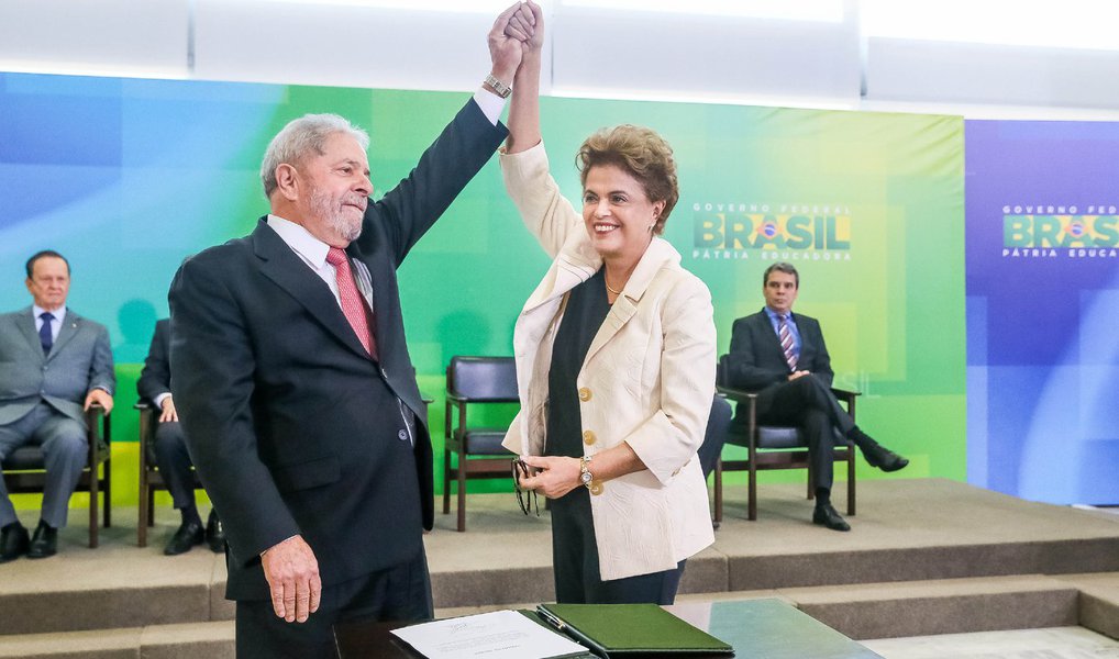 O ex-presidente Luiz Inácio Lula da Silva se reúne na noite desta segunda (21) com a presidente Dilma Rousseff para definir sua situação; em conversas, Lula admite a hipótese de renunciar ao Ministério da Casa Civil, cargo que nem sequer ocupou, para atuar como articulador informal; a definição dependerá de decisões da Justiça sobre a legitimidade de sua nomeação; o ex-presidente começará a atuar informalmente na articulação política (Foto: Valter Lima) O ex-presidente Luiz Inácio Lula da Silva se reúne na noite desta segunda (21) com a presidente Dilma Rousseff para definir sua situação; em conversas, Lula admite a hipótese de renunciar ao Ministério da Casa Civil, cargo que nem sequer ocupou, para atuar como articulador informal; a definição dependerá de decisões da Justiça sobre a legitimidade de sua nomeação; o ex-presidente começará a atuar informalmente na articulação política