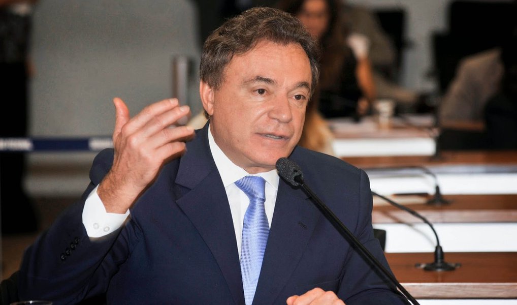Líder do PV no Senado, Álvaro Dias (PR), ingressou com uma ação popular na Justiça Federal de Brasília para impedir a nomeação do ex-presidente Luiz Inácio Lula da Silva para o cargo de ministro-chefe da Casa Civil do governo Dilma; segundo o parlamentar, Lula faz uso de um "expediente maroto" para ter acesso a foro privilegiado e não ser investigado pelo juiz federal Sérgio Moro no âmbito da Operação Lava Jato; além do PV, DEM e PSDB também devem entrar com ações semelhantes em praticamente todos os estados do país (Foto: Paulo Emílio) Líder do PV no Senado, Álvaro Dias (PR), ingressou com uma ação popular na Justiça Federal de Brasília para impedir a nomeação do ex-presidente Luiz Inácio Lula da Silva para o cargo de ministro-chefe da Casa Civil do governo Dilma; segundo o parlamentar, Lula faz uso de um "expediente maroto" para ter acesso a foro privilegiado e não ser investigado pelo juiz federal Sérgio Moro no âmbito da Operação Lava Jato; além do PV, DEM e PSDB também devem entrar com ações semelhantes em praticamente todos os estados do país