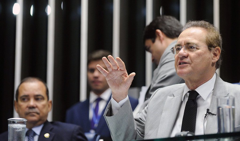 Sem citar diretamente o juiz Sérgio Moro, contra quem a bancada petista apresentou uma petição disciplinar no CNJ, o presidente do Congresso Nacional, Renan Calheiros (PMDB-AL), afirmou nesta quarta-feira 23 que "o país está aguardando as providências do Conselho Nacional de Justiça contra eventuais excessos que possa ter havido no Judiciário, se é que houve excessos"; Renan ressaltou que "não cabe ao Senado" dizer se houve; "A palavra está com o CNJ", acrescentou (Foto: Gisele Federicce) Sem citar diretamente o juiz Sérgio Moro, contra quem a bancada petista apresentou uma petição disciplinar no CNJ, o presidente do Congresso Nacional, Renan Calheiros (PMDB-AL), afirmou nesta quarta-feira 23 que "o país está aguardando as providências do Conselho Nacional de Justiça contra eventuais excessos que possa ter havido no Judiciário, se é que houve excessos"; Renan ressaltou que "não cabe ao Senado" dizer se houve; "A palavra está com o CNJ", acrescentou