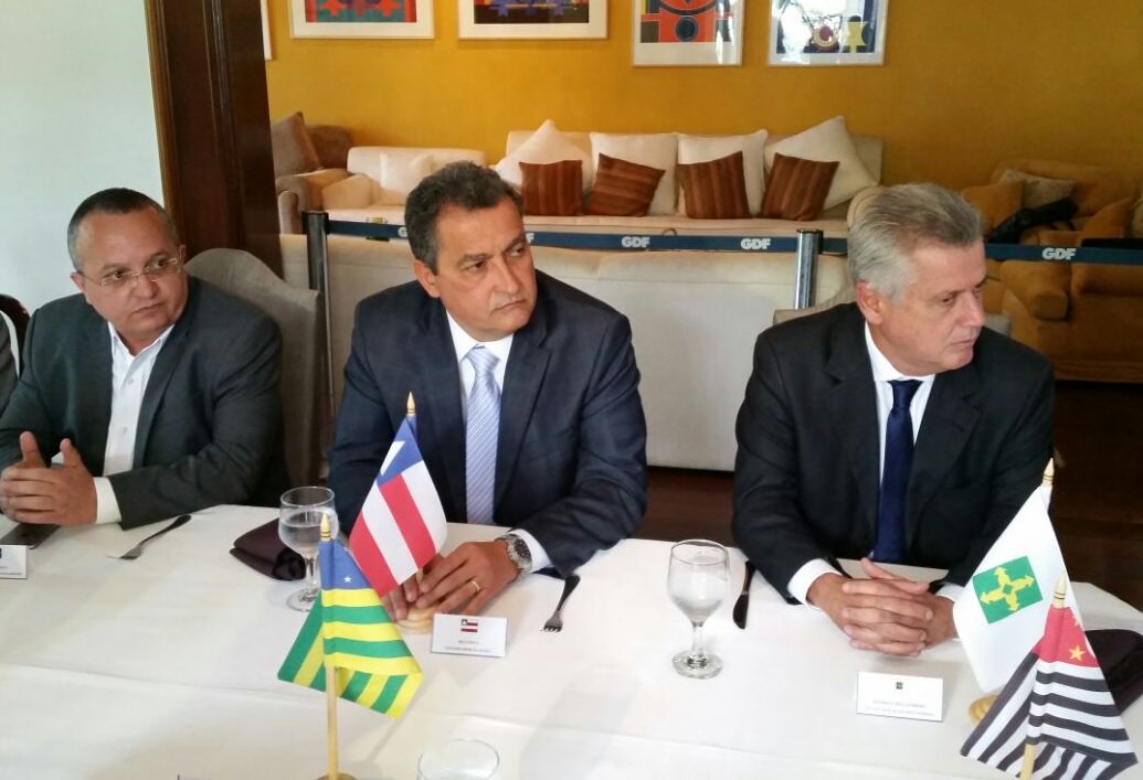 'Diante da necessidade urgente de retomar o crescimento dos estados', o fórum de governadores se reuniu novamente em Brasília para discutir medidas que possam estimular o desenvolvimento e a geração de emprego nos estados; de acordo com o governador da Bahia, Rui Costa, o encontro desta terça-feira permitiu rápida análise do pacote fiscal anunciado pelo ministro da Fazenda, Nelson Barbosa, na segunda (21), com ênfase nas propostas que têm reflexo direto no caixa dos estados (Foto: Romulo Faro) 'Diante da necessidade urgente de retomar o crescimento dos estados', o fórum de governadores se reuniu novamente em Brasília para discutir medidas que possam estimular o desenvolvimento e a geração de emprego nos estados; de acordo com o governador da Bahia, Rui Costa, o encontro desta terça-feira permitiu rápida análise do pacote fiscal anunciado pelo ministro da Fazenda, Nelson Barbosa, na segunda (21), com ênfase nas propostas que têm reflexo direto no caixa dos estados