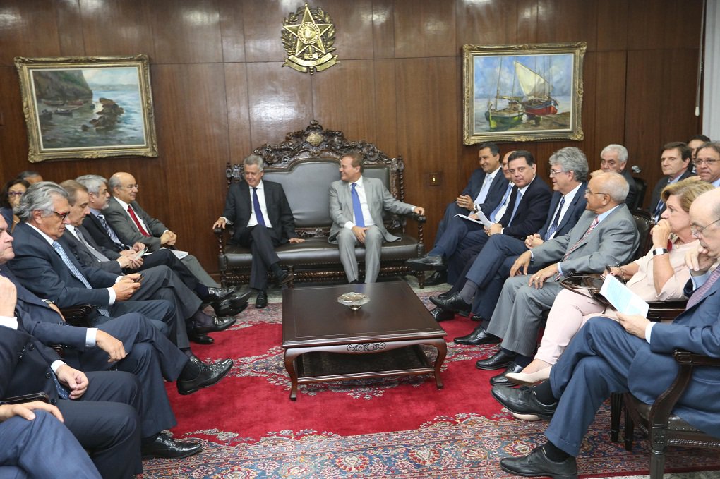 Marconi Perillo participou de reunião do Fórum Permanente dos Governadores, em Brasília, na terça-feira; grupo finalizou o projeto de lei que promovo alongamento da dívidas dos estados com a União e texto já foi enviado à Câmara; governadores visitaram Eduardo Cunha e Renan Calheiros para pedir agilidade na aprovação do projeto; expectativa do governo estadual é economizar R$ 700 milhões em encargos e juros, conta que pode chegar a até R$ 1 bilhão; neste ano a redução seria de 50% no valor de encargos e amortizações (Foto: José Barbacena) Marconi Perillo participou de reunião do Fórum Permanente dos Governadores, em Brasília, na terça-feira; grupo finalizou o projeto de lei que promovo alongamento da dívidas dos estados com a União e texto já foi enviado à Câmara; governadores visitaram Eduardo Cunha e Renan Calheiros para pedir agilidade na aprovação do projeto; expectativa do governo estadual é economizar R$ 700 milhões em encargos e juros, conta que pode chegar a até R$ 1 bilhão; neste ano a redução seria de 50% no valor de encargos e amortizações