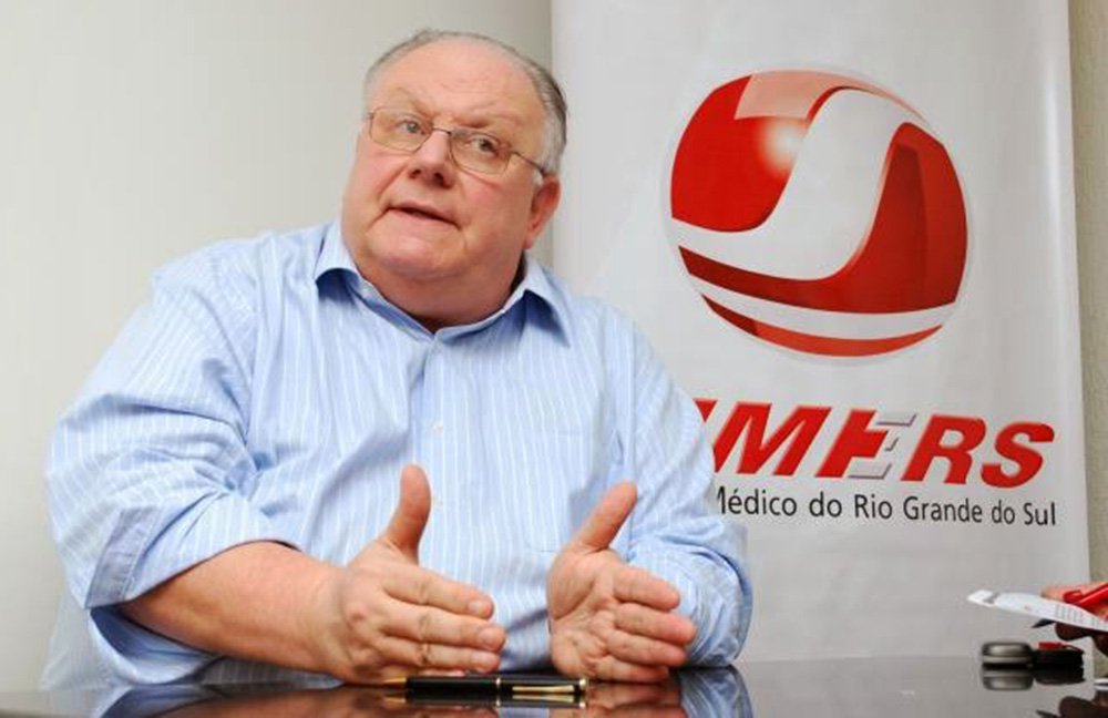 Pediatra Maria Dolores Bressan, que se negou atender uma criança porque era filho de uma militante do PT teve o comportamento aprovado pelo Sindicato Médico do Rio Grande do Sul (Simers); presidente da entidade, Paulo de Argollo Mendes, disse ter "orgulho" da profissional; "Essa médica foi extremamente honesta. (...) Não tem porque se arrepender. Ela tem que se orgulhar disso. Tem que se orgulhar de ter cumprido o código de ética, ter sido clara, honesta", disse Mendes em entrevista ao Diário Gaúcho (Foto: Aquiles Lins) Pediatra Maria Dolores Bressan, que se negou atender uma criança porque era filho de uma militante do PT teve o comportamento aprovado pelo Sindicato Médico do Rio Grande do Sul (Simers); presidente da entidade, Paulo de Argollo Mendes, disse ter "orgulho" da profissional; "Essa médica foi extremamente honesta. (...) Não tem porque se arrepender. Ela tem que se orgulhar disso. Tem que se orgulhar de ter cumprido o código de ética, ter sido clara, honesta", disse Mendes em entrevista ao Diário Gaúcho