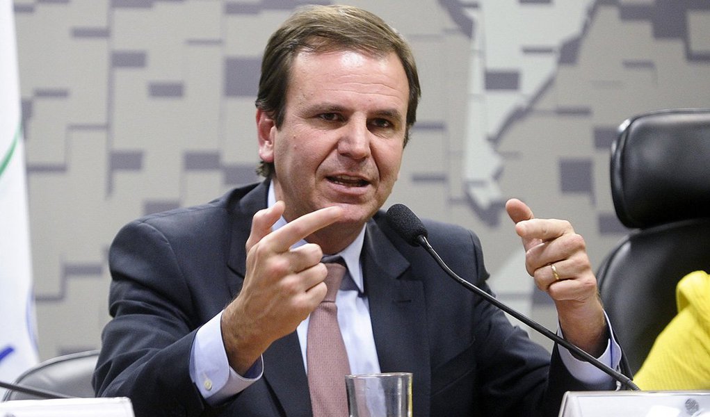 Prefeito do Rio negou, em nota, que tenha sido procurado pelo senador Aécio Neves (PSDB-MG), à época da CPI dos Correios, "para pedir a postergação da quebra de sigilo bancário ou por qualquer representante do Banco Rural para tratar do assunto"; declaração é uma resposta a trechos da delação premiada do senador Delcídio do Amaral (PT-MS), que indicou a participação de Aécio na maquiagem de dados do Banco Rural, em troca de pagamentos de Furnas (Foto: Gisele Federicce) Prefeito do Rio negou, em nota, que tenha sido procurado pelo senador Aécio Neves (PSDB-MG), à época da CPI dos Correios, "para pedir a postergação da quebra de sigilo bancário ou por qualquer representante do Banco Rural para tratar do assunto"; declaração é uma resposta a trechos da delação premiada do senador Delcídio do Amaral (PT-MS), que indicou a participação de Aécio na maquiagem de dados do Banco Rural, em troca de pagamentos de Furnas