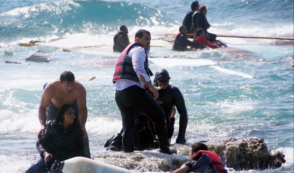 Ao menos 43 imigrantes, incluindo 17 crianças, morreram afogados nesta sexta-feira quando os barcos em que estavam naufragaram perto de duas ilhas gregas; de acordo com depoimentos de sobreviventes, dezenas de pessoas estavam a bordo de um veleiro de madeira que afundou em Kalymnos, uma pequena ilha no mar Egeu perto da costa da Turquia, disse um oficial da guarda costeira; guarda costeira resgatou 26 pessoas e recuperou os corpos de 35 imigrantes em um dos piores incidentes em meses (Foto: José Barbacena) Ao menos 43 imigrantes, incluindo 17 crianças, morreram afogados nesta sexta-feira quando os barcos em que estavam naufragaram perto de duas ilhas gregas; de acordo com depoimentos de sobreviventes, dezenas de pessoas estavam a bordo de um veleiro de madeira que afundou em Kalymnos, uma pequena ilha no mar Egeu perto da costa da Turquia, disse um oficial da guarda costeira; guarda costeira resgatou 26 pessoas e recuperou os corpos de 35 imigrantes em um dos piores incidentes em meses