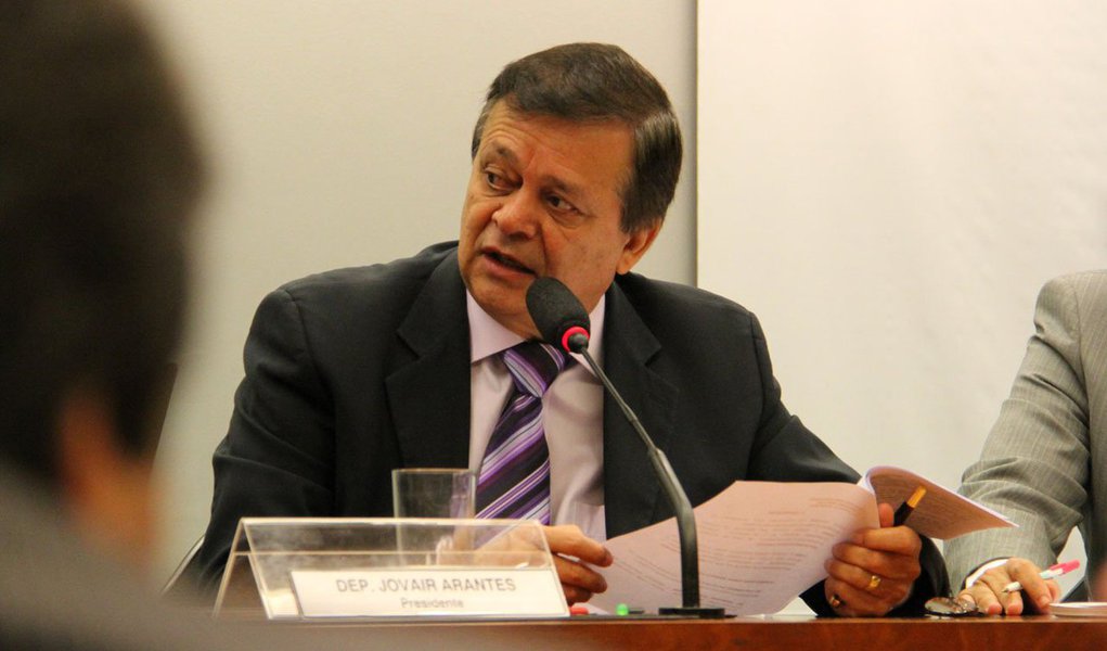 Jovair Arantes (PTB-GO), visto como aliado de Eduardo Cunha, sempre participou dos governos do PT indicando pelo menos o chefe da Conab; fiel aos seus muitos vínculos, garante que manterá na comissão do impeachment uma posição de neutralidade; o petebista diz que a presidente terá amplo direito a defesa, mas ressalta que o julgamento será “muito mais político do que técnico ou jurídico”; Jovair pondera que o clamor das ruas não deve influenciar suas decisões: “Não estamos falando de uma republiqueta de quinta. Estamos falando da oitava economia do mundo” (Foto: Realle Palazzo-Martini) Jovair Arantes (PTB-GO), visto como aliado de Eduardo Cunha, sempre participou dos governos do PT indicando pelo menos o chefe da Conab; fiel aos seus muitos vínculos, garante que manterá na comissão do impeachment uma posição de neutralidade; o petebista diz que a presidente terá amplo direito a defesa, mas ressalta que o julgamento será “muito mais político do que técnico ou jurídico”; Jovair pondera que o clamor das ruas não deve influenciar suas decisões: “Não estamos falando de uma republiqueta de quinta. Estamos falando da oitava economia do mundo”
