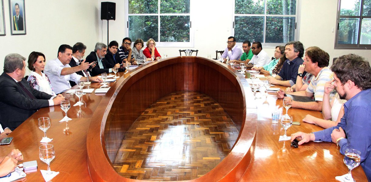 Governador goiano e a secretária estadual de Educação, Cultura e Esporte, Raquel Teixeira, receberam produtores culturais e propuseram pagamento do Fundo de Arte e Cultura em sete parcelas, até agosto; caso haja melhoria da arrecadação, a partir de maio, é possível que os parcelamentos sejam encurtados; “Mas esses valores, da forma como apresentamos, já estão absolutamente garantidos pelo governador”, confirmou a secretária (Foto: Realle Palazzo-Martini) Governador goiano e a secretária estadual de Educação, Cultura e Esporte, Raquel Teixeira, receberam produtores culturais e propuseram pagamento do Fundo de Arte e Cultura em sete parcelas, até agosto; caso haja melhoria da arrecadação, a partir de maio, é possível que os parcelamentos sejam encurtados; “Mas esses valores, da forma como apresentamos, já estão absolutamente garantidos pelo governador”, confirmou a secretária