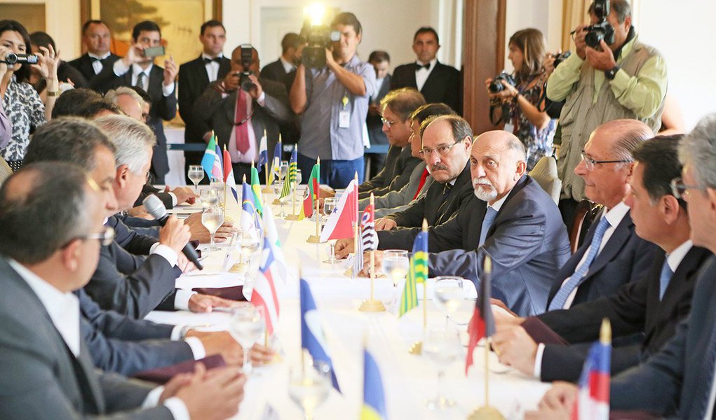 O governador do Rio Grande do Sul, José Ivo Sartori (PMDB), cumpre agenda no Distrito Federal para tratar, mais uma vez, da renegociação da dívida do Estado com a União; segundo ele, "a proposta do governo federal não resolve a situação do Rio Grande do Sul"; as alternativas da União são o alongamento do prazo de pagamento das dívidas dos entes com a União em 20 anos, renegociação das operações de crédito contratadas junto ao BNDES até dezembro de 2015, com um acréscimo de 10 anos no prazo de pagamento; e a carência de 40% das prestações mensais dos estados com nível maior de endividamento com a União; desde o ano passado até março, o RS já teve oito vezes as contas bloqueadas pelo executivo federal (Foto: Leonardo Lucena) O governador do Rio Grande do Sul, José Ivo Sartori (PMDB), cumpre agenda no Distrito Federal para tratar, mais uma vez, da renegociação da dívida do Estado com a União; segundo ele, "a proposta do governo federal não resolve a situação do Rio Grande do Sul"; as alternativas da União são o alongamento do prazo de pagamento das dívidas dos entes com a União em 20 anos, renegociação das operações de crédito contratadas junto ao BNDES até dezembro de 2015, com um acréscimo de 10 anos no prazo de pagamento; e a carência de 40% das prestações mensais dos estados com nível maior de endividamento com a União; desde o ano passado até março, o RS já teve oito vezes as contas bloqueadas pelo executivo federal
