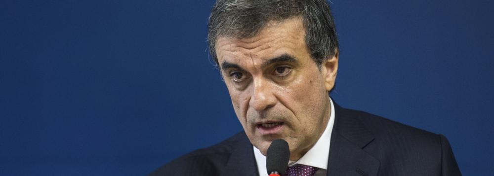 A Advocacia-Geral da União (AGU), comandada por Eduardo Cardozo, protocolou eletronicamente STF manifestações pedindo que a Corte conceda medida cautelar para suspender o andamento de todos os processos e decisões judicias referentes a duas ações que tramitam no Supremo contra a nomeação do ex-presidente Lula para o ministério da Casa Civil; no documento, enviado ao ministro Teori Zavaski, a AGU fala pela presidente Dilma diz que a iniciativa tem a finalidade de "evitar decisões contraditórias acerca de tema tão relevante, primando-se pela segurança jurídica e defesa da ordem jurídico objetiva" (Foto: Leonardo Lucena) A Advocacia-Geral da União (AGU), comandada por Eduardo Cardozo, protocolou eletronicamente STF manifestações pedindo que a Corte conceda medida cautelar para suspender o andamento de todos os processos e decisões judicias referentes a duas ações que tramitam no Supremo contra a nomeação do ex-presidente Lula para o ministério da Casa Civil; no documento, enviado ao ministro Teori Zavaski, a AGU fala pela presidente Dilma diz que a iniciativa tem a finalidade de "evitar decisões contraditórias acerca de tema tão relevante, primando-se pela segurança jurídica e defesa da ordem jurídico objetiva"