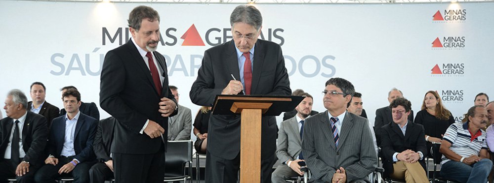 O governador Fernando Pimentel entregou, em Belo Horizonte, 155 veículos para a saúde no estado, entre os quais 17 ambulâncias; segundo o executivo, foram investidos R$ 6,56 milhões pelo Tesouro Estadual na aquisição dos veículos que serão entregues para 112 prefeituras e cinco entidades não governamentais de 116 municípios em 11 Territórios de Desenvolvimento no estado; Pimentel assinou um despacho governamental definindo como prioridade a liberação de R$ 100 milhões em linhas de financiamento do BDMG para a reestruturação de hospitais filantrópicos que, em Minas, são responsáveis por mais de 50% dos atendimentos realizados pelo SUS (Foto: Leonardo Lucena) O governador Fernando Pimentel entregou, em Belo Horizonte, 155 veículos para a saúde no estado, entre os quais 17 ambulâncias; segundo o executivo, foram investidos R$ 6,56 milhões pelo Tesouro Estadual na aquisição dos veículos que serão entregues para 112 prefeituras e cinco entidades não governamentais de 116 municípios em 11 Territórios de Desenvolvimento no estado; Pimentel assinou um despacho governamental definindo como prioridade a liberação de R$ 100 milhões em linhas de financiamento do BDMG para a reestruturação de hospitais filantrópicos que, em Minas, são responsáveis por mais de 50% dos atendimentos realizados pelo SUS