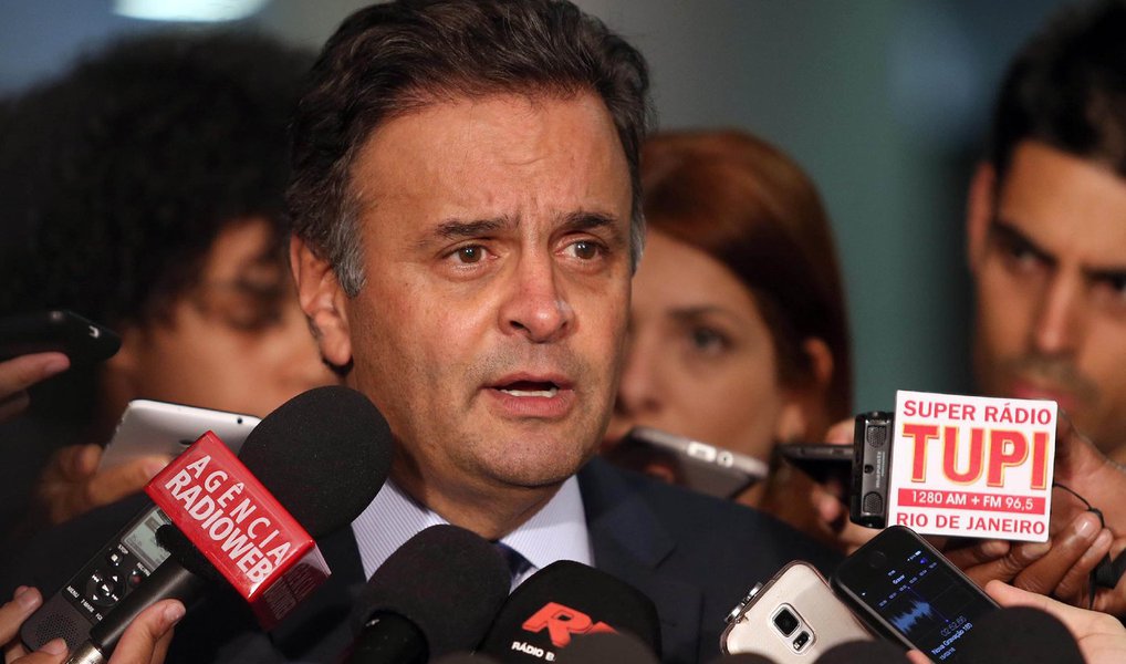 O jornalista Kiko Nogueira, do Diário do Centro do Mundo, diz que "as revelações de Delcídio Amaral agravaram, talvez sem chance de remédio, o governo Dilma e o PT, mas deixaram a nu, definitivamente, a grande esperança branca da oposição, o incansável tribuno, o político que não aceitou a derrota desde outubro de 2014 e que desde então veio fazendo uma pregação moralista, barata, deletéria e demagógica"; o texto é uma referência ao senador Aécio Neves (PSDB) (Foto: Valter Lima) O jornalista Kiko Nogueira, do Diário do Centro do Mundo, diz que "as revelações de Delcídio Amaral agravaram, talvez sem chance de remédio, o governo Dilma e o PT, mas deixaram a nu, definitivamente, a grande esperança branca da oposição, o incansável tribuno, o político que não aceitou a derrota desde outubro de 2014 e que desde então veio fazendo uma pregação moralista, barata, deletéria e demagógica"; o texto é uma referência ao senador Aécio Neves (PSDB)