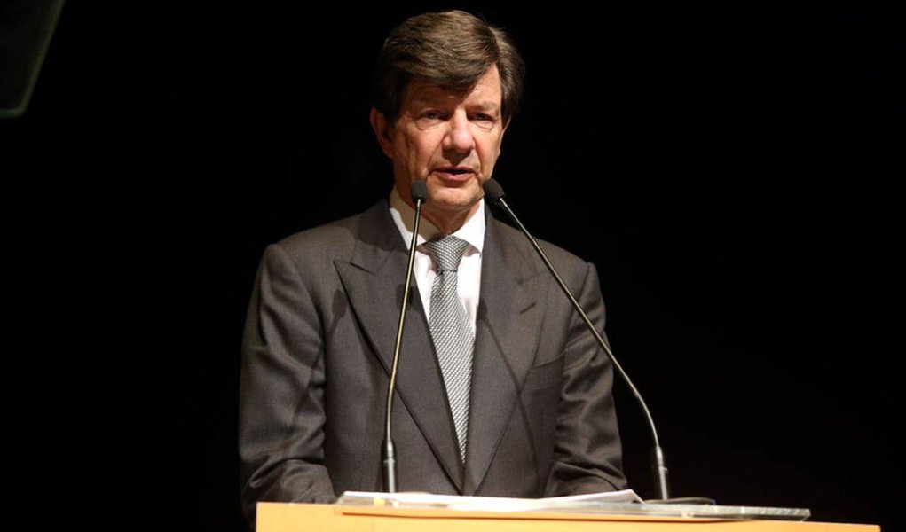 Presidente do Itaú Unibanco, Roberto Setubal afirmou que o impeachment da presidente Dilma Rousseff é possibilidade concreta, mas não necessariamente provável; disse ainda que apenas um novo governo eleito pelo povo seria capaz de conduzir as mudanças que o país precisa, em especial a reforma política; "O governo atual não foi eleito com mandato para fazer reforma. Muito pelo contrário, foi eleito defendendo o que estava aí. A base política do governo, o PT, não quer reforma. Não foi para isso que apoiaram a Dilma. Apoiaram para manter o 'status quo'" (Foto: Roberta Namour) Presidente do Itaú Unibanco, Roberto Setubal afirmou que o impeachment da presidente Dilma Rousseff é possibilidade concreta, mas não necessariamente provável; disse ainda que apenas um novo governo eleito pelo povo seria capaz de conduzir as mudanças que o país precisa, em especial a reforma política; "O governo atual não foi eleito com mandato para fazer reforma. Muito pelo contrário, foi eleito defendendo o que estava aí. A base política do governo, o PT, não quer reforma. Não foi para isso que apoiaram a Dilma. Apoiaram para manter o 'status quo'"