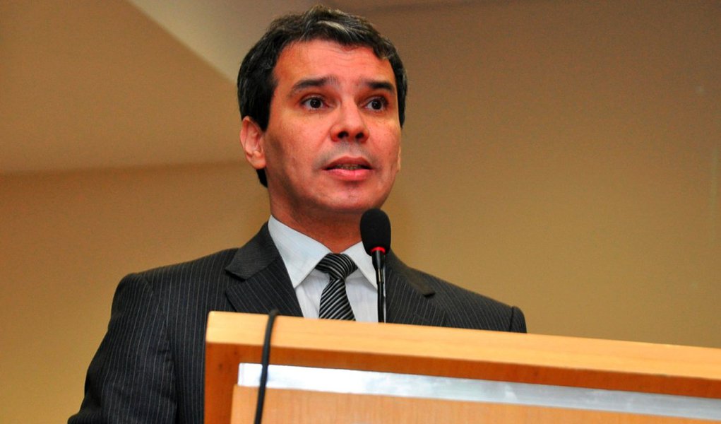 "Novo ministro da Justiça toma posse em ambiente de chantagem, destinado a transformar qualquer iniciativa destinada a enquadrar a Polícia Federal em regras já estabelecidas como uma tentativa de proteger o governo Dilma e o Partido dos Trabalhadores", diz o colunista Paulo Moreira Leite; "Na vida real, a PF tem cometido faltas inaceitáveis, que vão desde uma escuta ilegal na carceragem de Curitiba até os vazamentos destinados a criar um ambiente de circo contra pessoas que são inocentes até prova em contrário. São casos que devem ser apurados, sob o risco do país conviver com um tumor autoritário que ameaça o Estado Democrático de Direito", completa o jornalista; leia a íntegra (Foto: Paulo Moreira Leite) www.brasil247.com - "Novo ministro da Justiça toma posse em ambiente de chantagem, destinado a transformar qualquer iniciativa destinada a enquadrar a Polícia Federal em regras já estabelecidas como uma tentativa de proteger o governo Dilma e o Partido dos Trabalhadores", diz o colunista Paulo Moreira Leite; "Na vida real, a PF tem cometido faltas inaceitáveis, que vão desde uma escuta ilegal na carceragem de Curitiba até os vazamentos destinados a criar um ambiente de circo contra pessoas que são inocentes até prova em contrário. São casos que devem ser apurados, sob o risco do país conviver com um tumor autoritário que ameaça o Estado Democrático de Direito", completa o jornalista; leia a íntegra