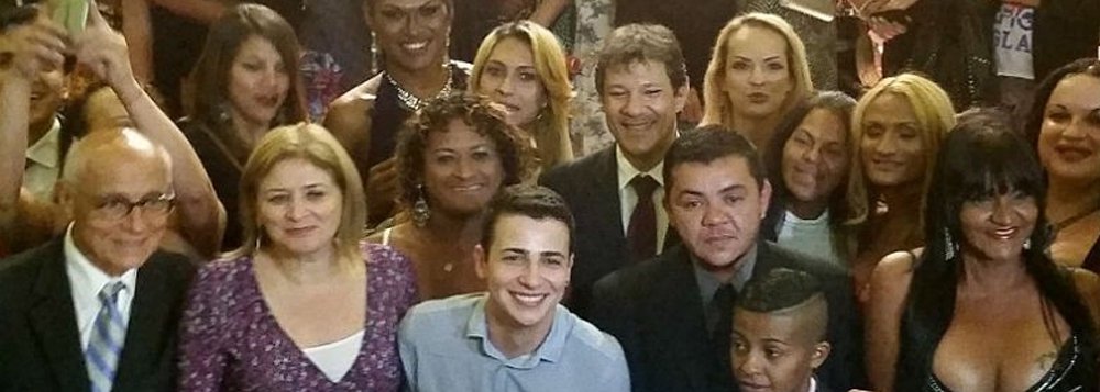O programa Transcidadania formou sua primeira turma, com 38 homens e mulheres trans da cidade de São Paulo, que abandonaram os estudos por sofrer agressões e discriminação na escola; eles receberam diplomas de conclusão do ensino fundamental e do ensino médio na quarta-feira (20); o programa da prefeitura começou em 29 de janeiro do ano passado, com oferta de bolsas de R$ 820 para que homens e mulheres trans voltassem à escola, realizassem cursos de capacitação profissional e de formação em cidadania (Foto: Romulo Faro) www.brasil247.com - O programa Transcidadania formou sua primeira turma, com 38 homens e mulheres trans da cidade de São Paulo, que abandonaram os estudos por sofrer agressões e discriminação na escola; eles receberam diplomas de conclusão do ensino fundamental e do ensino médio na quarta-feira (20); o programa da prefeitura começou em 29 de janeiro do ano passado, com oferta de bolsas de R$ 820 para que homens e mulheres trans voltassem à escola, realizassem cursos de capacitação profissional e de formação em cidadania