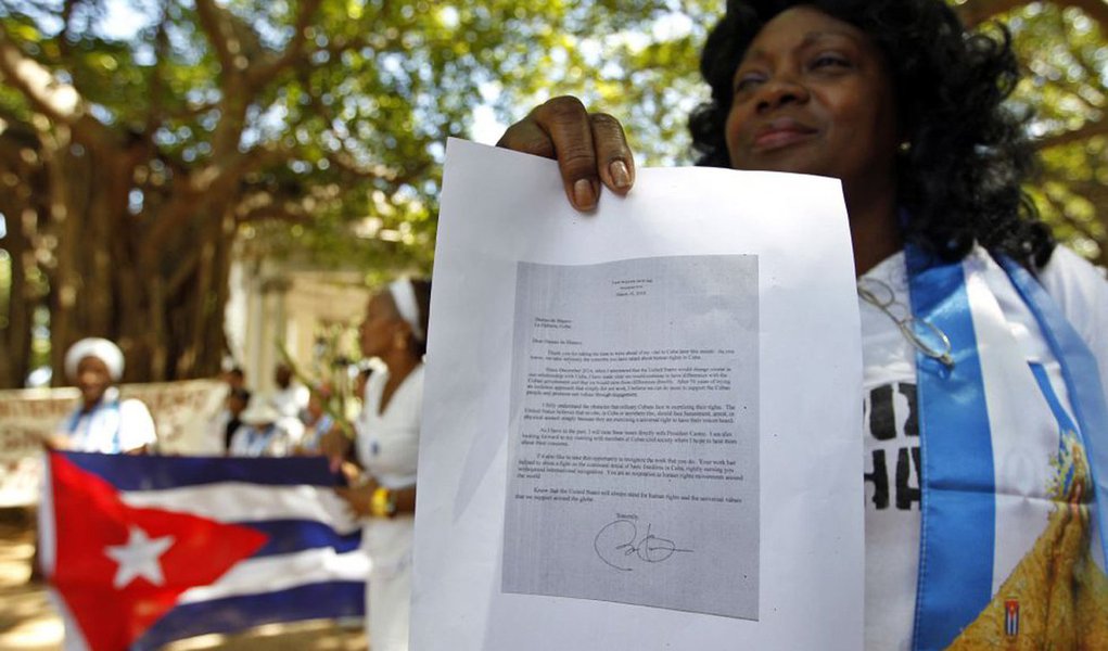 Entre os libertados está a líder das Damas de Branco, Berta Soler, e o seu marido, antigo preso político, Ángel Moya, bem como o ativista Antonio González Rodiles, o artista de grafite Danilo Maldonado “El Sexto" e o músico Gorki Águila; as detenções de domingo aconteceram poucas horas antes da chegada a Havana do presidente dos Estados Unidos, Barack Obama, que tem na agenda um encontro com dissidentes (Foto: Roberta Namour) Entre os libertados está a líder das Damas de Branco, Berta Soler, e o seu marido, antigo preso político, Ángel Moya, bem como o ativista Antonio González Rodiles, o artista de grafite Danilo Maldonado “El Sexto" e o músico Gorki Águila; as detenções de domingo aconteceram poucas horas antes da chegada a Havana do presidente dos Estados Unidos, Barack Obama, que tem na agenda um encontro com dissidentes