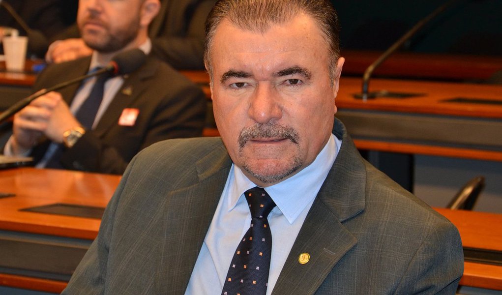 Depois do PRTB e do PSD, o ex-prefeito de Maceió, o deputado federal Cícero Almeida, vai se filiar ao PMDB e garantir o apoio para sua candidatura a prefeito da capital; o entendimento final vai ocorrer em Brasília, num encontro com o senador Renan Calheiros (PMDB); com isso, o PMDB suspende as conversas que vinha mantendo com o prefeito Rui Palmeira (PSDB) (Foto: Voney Malta) Depois do PRTB e do PSD, o ex-prefeito de Maceió, o deputado federal Cícero Almeida, vai se filiar ao PMDB e garantir o apoio para sua candidatura a prefeito da capital; o entendimento final vai ocorrer em Brasília, num encontro com o senador Renan Calheiros (PMDB); com isso, o PMDB suspende as conversas que vinha mantendo com o prefeito Rui Palmeira (PSDB)