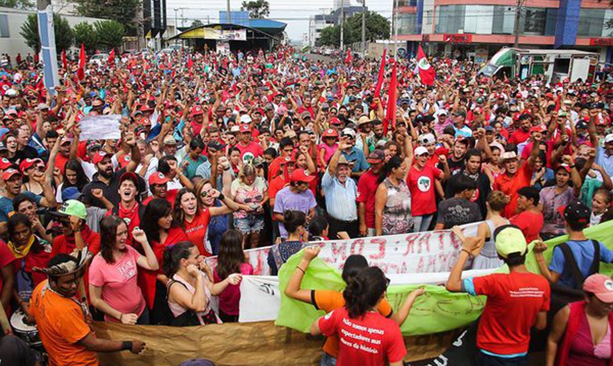 O Movimento dos Trabalhadores Rurais Sem Terra (MST) promoveu neste sábado um ato em Quedas do Iguaçu, no oeste do Paraná, para protestar pelas mortes de dois integrantes do movimento em um confronto com a PM, na quinta-feira (7); ato começou por volta das 10h da manhã, e se estendeu até as 14h; além de cobrar a punição dos responsáveis pelas mortes, os manifestantes pediram o fim da violência policial contra militantes do MST (Foto: Romulo Faro) O Movimento dos Trabalhadores Rurais Sem Terra (MST) promoveu neste sábado um ato em Quedas do Iguaçu, no oeste do Paraná, para protestar pelas mortes de dois integrantes do movimento em um confronto com a PM, na quinta-feira (7); ato começou por volta das 10h da manhã, e se estendeu até as 14h; além de cobrar a punição dos responsáveis pelas mortes, os manifestantes pediram o fim da violência policial contra militantes do MST