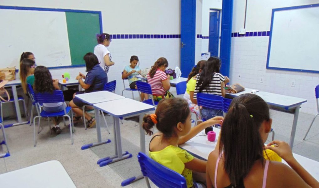 A Secretaria de Estado de Educação (SEE) liberou R$ 7 milhões em recursos, para o Programa Escola Aberta, que beneficiarão 1.632 escolas estaduais nas 47 Superintendências Regionais de Ensino (SREs) do Estado; esses valores representam 50% do previsto para as ações do programa, que devem ser desenvolvidas no período de fevereiro a julho de 2016; o Programa Escola Aberta incentiva e apoia a abertura, nos finais de semana, de unidades escolares públicas localizadas em territórios de vulnerabilidade social (Foto: Leonardo Lucena) A Secretaria de Estado de Educação (SEE) liberou R$ 7 milhões em recursos, para o Programa Escola Aberta, que beneficiarão 1.632 escolas estaduais nas 47 Superintendências Regionais de Ensino (SREs) do Estado; esses valores representam 50% do previsto para as ações do programa, que devem ser desenvolvidas no período de fevereiro a julho de 2016; o Programa Escola Aberta incentiva e apoia a abertura, nos finais de semana, de unidades escolares públicas localizadas em territórios de vulnerabilidade social