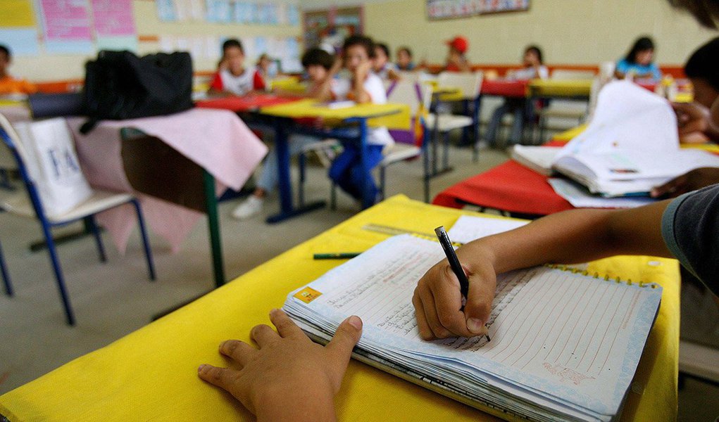 Por conta de uma agenda nacional, as escolas da rede básica de educação vão fechar as portas; um documento com demandas da categoria - como implantação do piso salarial, repúdio à contratação de Organizações Sociais (Oss), melhores condições de trabalho e a reivindicação de que sejam chamados os concursados da reserva técnica - será entregue ao secretário Estadual de Educação, Luciano Barbosa (Foto: Voney Malta) Por conta de uma agenda nacional, as escolas da rede básica de educação vão fechar as portas; um documento com demandas da categoria - como implantação do piso salarial, repúdio à contratação de Organizações Sociais (Oss), melhores condições de trabalho e a reivindicação de que sejam chamados os concursados da reserva técnica - será entregue ao secretário Estadual de Educação, Luciano Barbosa