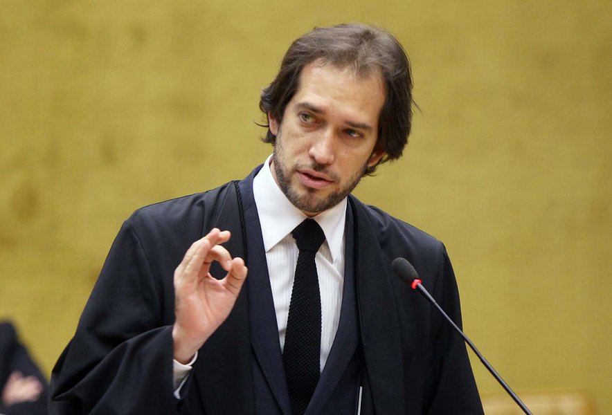 O advogado Pierpaolo Cruz Bottini afirma que a classe jurídica e várias outras categorias são contra a corrupção e a improbidade administrativa, "mas esse bom combate deve ser feito dentro da lei, dentro dos parâmetros fixados pelo legislador, dentro do Estado de Direito"; "A supressão da legalidade, ainda que acompanhada da melhor das intenções, ainda será a supressão da legalidade. Ainda será exceção. Ainda será arbítrio", diz; ele afirma que "o arbítrio do Estado é pior que a corrupção, a improbidade"; "Se estas geram insegurança pessoal, aquela gera insegurança institucional" (Foto: Leonardo Lucena) O advogado Pierpaolo Cruz Bottini afirma que a classe jurídica e várias outras categorias são contra a corrupção e a improbidade administrativa, "mas esse bom combate deve ser feito dentro da lei, dentro dos parâmetros fixados pelo legislador, dentro do Estado de Direito"; "A supressão da legalidade, ainda que acompanhada da melhor das intenções, ainda será a supressão da legalidade. Ainda será exceção. Ainda será arbítrio", diz; ele afirma que "o arbítrio do Estado é pior que a corrupção, a improbidade"; "Se estas geram insegurança pessoal, aquela gera insegurança institucional"