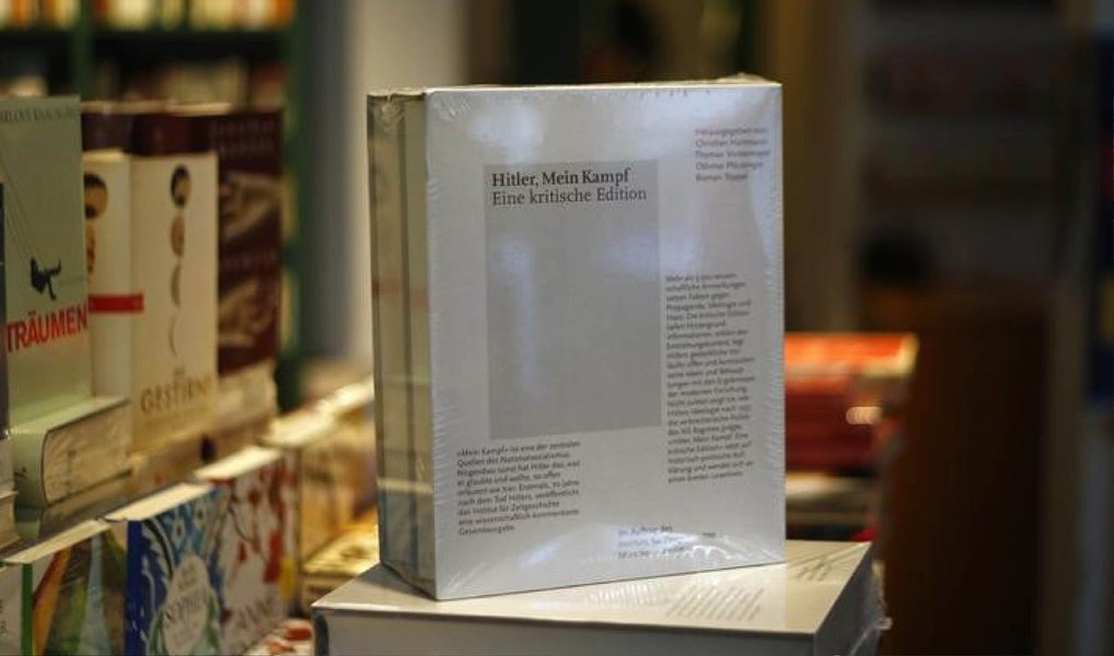 Para a professora do Instituto de Filosofia e Ciências Humanas da Unicamp Adriana Dias, a reedição do manifesto de Adolf Hitler acontece em um momento delicado para a Europa, em que se registra o crescimento de movimentos de extrema direita e de aumento de casos de xenofobia e racismo, principalmente contra imigrantes e refugiados; "A Europa vive um cenário de crise econômica e atentados, o que cria um caldeirão na narrativa social muito parecido com o das décadas de 1920 e 1930. O cenário não é bom, o livro é uma Caixa de Pandora, que abre todas as portas de ódio, com mentiras, que infelizmente são compráveis em tempos de opressão social e econômica", avalia a pesquisadora (Foto: Aquiles Lins) Para a professora do Instituto de Filosofia e Ciências Humanas da Unicamp Adriana Dias, a reedição do manifesto de Adolf Hitler acontece em um momento delicado para a Europa, em que se registra o crescimento de movimentos de extrema direita e de aumento de casos de xenofobia e racismo, principalmente contra imigrantes e refugiados; "A Europa vive um cenário de crise econômica e atentados, o que cria um caldeirão na narrativa social muito parecido com o das décadas de 1920 e 1930. O cenário não é bom, o livro é uma Caixa de Pandora, que abre todas as portas de ódio, com mentiras, que infelizmente são compráveis em tempos de opressão social e econômica", avalia a pesquisadora