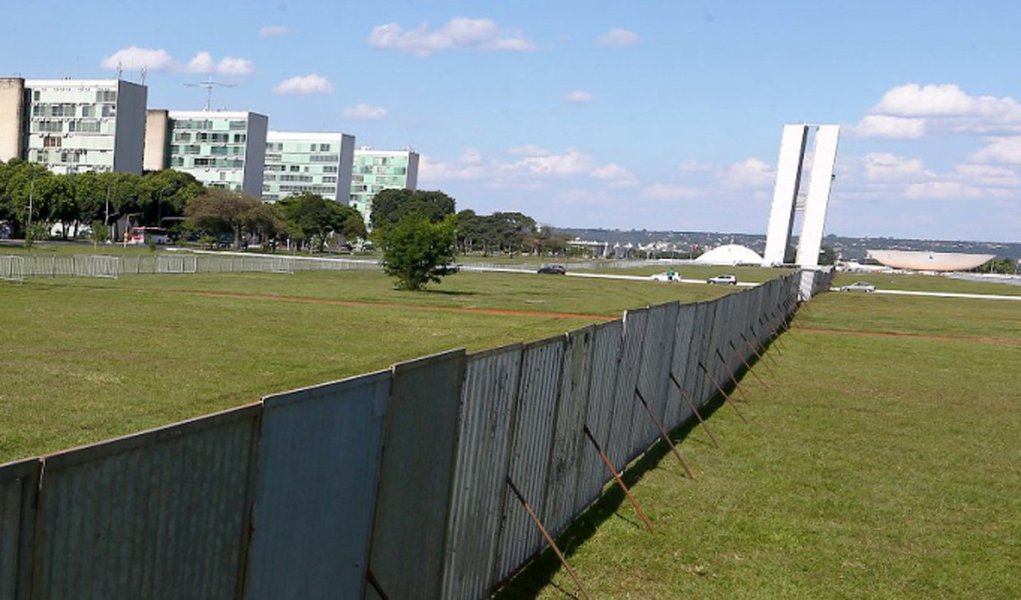 Na Esplanada, hoje, passou-se a erguer o muro que separará os defensores da democracia dos golpistas no dia da votação do impeachment. A última vez em que um muro se ergueu por razões políticas na história foi na Alemanha. O muro representa, além da ascensão do ódio contra quem pensa diferente e de idéias e posturas fascistas no país, a separação entre o passado e o presente: entre aqueles que lutam por um projeto democrático e popular de país, e aqueles que ainda insistem em impor líderes de forma tirana, e lutam por toda sorte de retrocesso político, social, econômico e de direitos para o Brasil (Foto: Paulo Pimenta) Na Esplanada, hoje, passou-se a erguer o muro que separará os defensores da democracia dos golpistas no dia da votação do impeachment. A última vez em que um muro se ergueu por razões políticas na história foi na Alemanha. O muro representa, além da ascensão do ódio contra quem pensa diferente e de idéias e posturas fascistas no país, a separação entre o passado e o presente: entre aqueles que lutam por um projeto democrático e popular de país, e aqueles que ainda insistem em impor líderes de forma tirana, e lutam por toda sorte de retrocesso político, social, econômico e de direitos para o Brasil