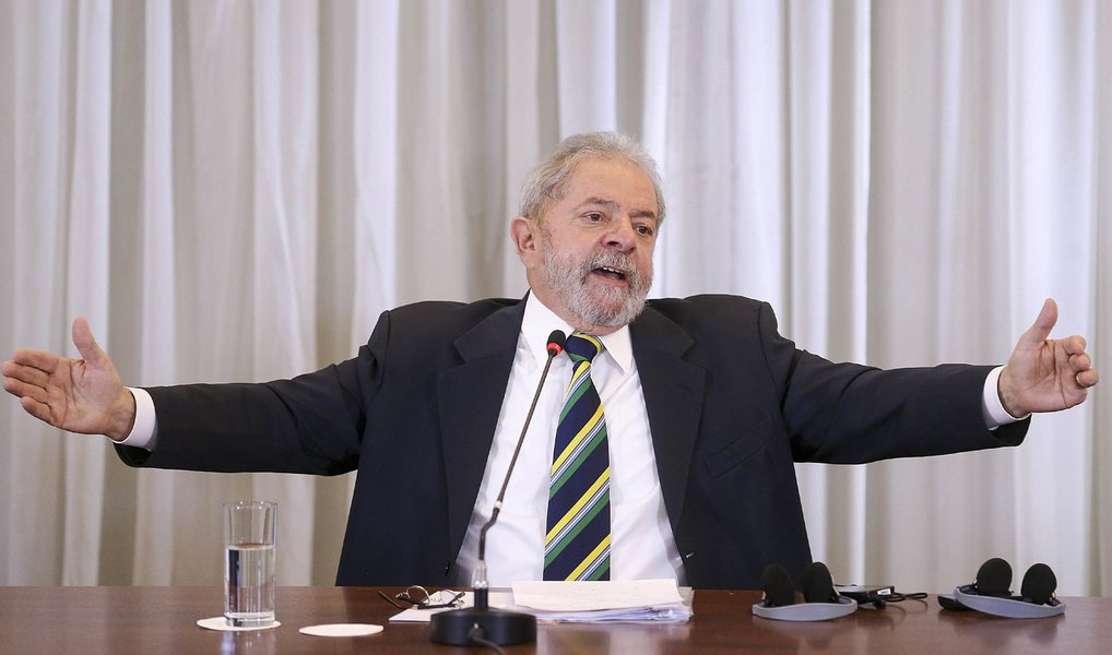 Em depoimento a procuradores na quinta (7), o ex-presidente Lula negou que tenha participado de uma trama para interferir na delação premiada do ex-diretor da Petrobras Nestor Cerveró e ainda que tenha uma relação próxima com o senador Delcídio Amaral; Lula descartou ter atuado para atrapalhar as investigações da Lava Jato; o ex-presidente teria voltado a negar ainda interferência nas diretorias da Petrobras, reforçando que há uma discussão política, com partidos e liderança da legenda, passando por triagem na Casa Civil e no Gabinete de Segurança Institucional (Foto: Valter Lima) Em depoimento a procuradores na quinta (7), o ex-presidente Lula negou que tenha participado de uma trama para interferir na delação premiada do ex-diretor da Petrobras Nestor Cerveró e ainda que tenha uma relação próxima com o senador Delcídio Amaral; Lula descartou ter atuado para atrapalhar as investigações da Lava Jato; o ex-presidente teria voltado a negar ainda interferência nas diretorias da Petrobras, reforçando que há uma discussão política, com partidos e liderança da legenda, passando por triagem na Casa Civil e no Gabinete de Segurança Institucional