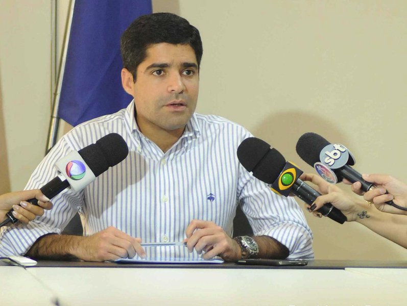 O prefeito de Salvador, ACM Neto, parece continuar a levar a sério a possibilidade de não tentar se reeleger em outubro próximo; os motivos são a péssima perspectiva econômica para 2017 e sua vontade de se candidatar a governador da Bahia em 2018; em entrevista coletiva nesta sexta-feira, ele deixou claro que pode não entrar na disputa; "Não tenho nenhum apego a cargo. Eu tenho apego a um projeto, ao serviço à cidade e ao trabalho. A possibilidade de ser candidato existe, a possibilidade de não ser candidato existe. O jogo só será definido a partir do mês de junho" (Foto: Romulo Faro) O prefeito de Salvador, ACM Neto, parece continuar a levar a sério a possibilidade de não tentar se reeleger em outubro próximo; os motivos são a péssima perspectiva econômica para 2017 e sua vontade de se candidatar a governador da Bahia em 2018; em entrevista coletiva nesta sexta-feira, ele deixou claro que pode não entrar na disputa; "Não tenho nenhum apego a cargo. Eu tenho apego a um projeto, ao serviço à cidade e ao trabalho. A possibilidade de ser candidato existe, a possibilidade de não ser candidato existe. O jogo só será definido a partir do mês de junho"