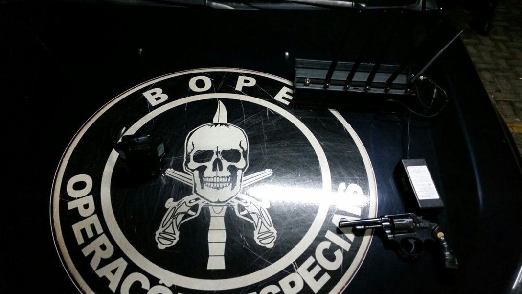 Agentes do Batalhão de Operações Especiais de Goiás (Bope) da Polícia Militar prederam na madrugada desta sexta-feira quadrilha que praticava roubos de veículos em Goiânia. Sete pessoas foram detidas, entre eles, três menores, na região Noroeste da Capital; crimes eram cometidos com auxílio de um taxista (Foto: José Barbacena) Agentes do Batalhão de Operações Especiais de Goiás (Bope) da Polícia Militar prederam na madrugada desta sexta-feira quadrilha que praticava roubos de veículos em Goiânia. Sete pessoas foram detidas, entre eles, três menores, na região Noroeste da Capital; crimes eram cometidos com auxílio de um taxista
