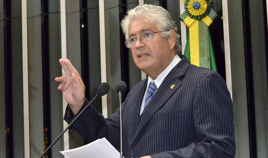 Um dos principais nomes do PMDB aliados da presidente Dilma, o senador Roberto Requião (PR) criticou, no Twitter, o documento "A Ponte para o Futuro" um dia antes de a Executiva Nacional da sigla peemedebista decidir se continua ou não na base aliada da petista; o parlamentar afirmou que "grave não é o PMDB sair ou não da base do governo", mas sim o documento; segundo ele, "a política econômica do governo é horrível, mas a "Ponte para o Futuro" provocaria uma crise social sem precedentes na historia do Brasil"; "Ponte para o Futuro, redigido por aloprados, fora do PMDB, é a negação de toda a nossa historia" (Foto: Leonardo Lucena) Um dos principais nomes do PMDB aliados da presidente Dilma, o senador Roberto Requião (PR) criticou, no Twitter, o documento "A Ponte para o Futuro" um dia antes de a Executiva Nacional da sigla peemedebista decidir se continua ou não na base aliada da petista; o parlamentar afirmou que "grave não é o PMDB sair ou não da base do governo", mas sim o documento; segundo ele, "a política econômica do governo é horrível, mas a "Ponte para o Futuro" provocaria uma crise social sem precedentes na historia do Brasil"; "Ponte para o Futuro, redigido por aloprados, fora do PMDB, é a negação de toda a nossa historia"
