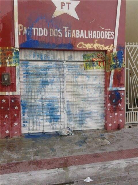 A sede do PT de Sobral foi alvo de vandalismo e amanheceu depredada nesta quinta-feira (17). Para a presidente do PT de Sobral, vereadora Christianne Coelho, a ação é fruto do “ódio e falta de respeito à democracia, às instituições e а todas as pessoas que acreditam e lutam por um Brasil com menos desigualdade e mais diversidade”. Ela convida todos os militantes e apoiadores do partido a comparecer ao local a partir das 16 horas (Foto: Rodrigo Rocha) A sede do PT de Sobral foi alvo de vandalismo e amanheceu depredada nesta quinta-feira (17). Para a presidente do PT de Sobral, vereadora Christianne Coelho, a ação é fruto do “ódio e falta de respeito à democracia, às instituições e а todas as pessoas que acreditam e lutam por um Brasil com menos desigualdade e mais diversidade”. Ela convida todos os militantes e apoiadores do partido a comparecer ao local a partir das 16 horas