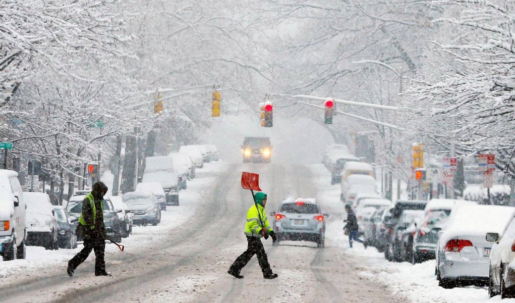 Ventos fortes e queda recorde de neve paralisou dez estados da costa leste e deixou de pessoas imobilizadas nas estradas durante horas; tempestade surpreendeu a cidade de Nova York, que paralisou a circulação de carros até o início deste domingo (24); na Ilha de Manhattan, os túneis e pontes foram fechados e todos os espetáculos da Broadway foram cancelados (Foto: Realle Palazzo-Martini) Ventos fortes e queda recorde de neve paralisou dez estados da costa leste e deixou de pessoas imobilizadas nas estradas durante horas; tempestade surpreendeu a cidade de Nova York, que paralisou a circulação de carros até o início deste domingo (24); na Ilha de Manhattan, os túneis e pontes foram fechados e todos os espetáculos da Broadway foram cancelados