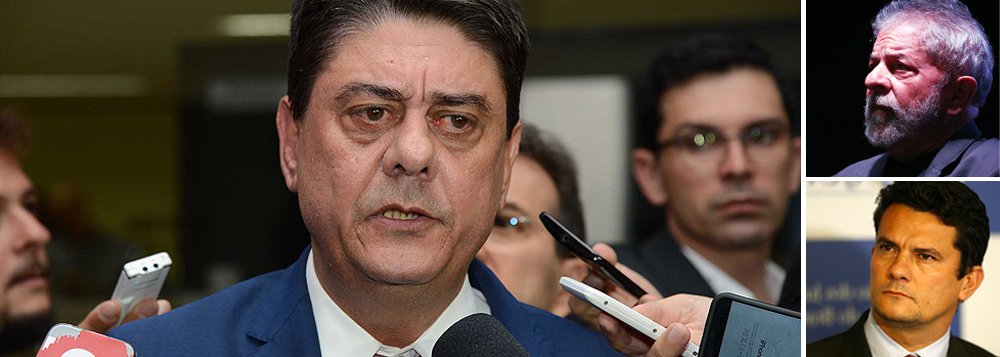 Com a autoridade de quem presidiu a OAB do Rio de Janeiro, o deputado federal e advogado Wadih Damous (PT-RJ) diz que a ação da Polícia Federal nesta sexta-feira 4 contra o ex-presidente Lula "não foi condução coercitiva, foi um sequestro perpetrado pela PF a mando do juiz da Lava Jato"; "Condução coercitiva acontece quando alguém intimado a depor perante o juiz não comparece. Lula jamais se negou a depor sequer foi intimado", publicou o parlamentar no Twitter; "Lula jamais foi intimado a depor até porque juiz Moro não é competente p/ apurar os fatos relativos a Atibaia e a um triplex do guarujá", completou Damous, afirmando que "está em curso um golpe de estado" (Foto: Gisele Federicce) www.brasil247.com - Com a autoridade de quem presidiu a OAB do Rio de Janeiro, o deputado federal e advogado Wadih Damous (PT-RJ) diz que a ação da Polícia Federal nesta sexta-feira 4 contra o ex-presidente Lula "não foi condução coercitiva, foi um sequestro perpetrado pela PF a mando do juiz da Lava Jato"; "Condução coercitiva acontece quando alguém intimado a depor perante o juiz não comparece. Lula jamais se negou a depor sequer foi intimado", publicou o parlamentar no Twitter; "Lula jamais foi intimado a depor até porque juiz Moro não é competente p/ apurar os fatos relativos a Atibaia e a um triplex do guarujá", completou Damous, afirmando que "está em curso um golpe de estado"