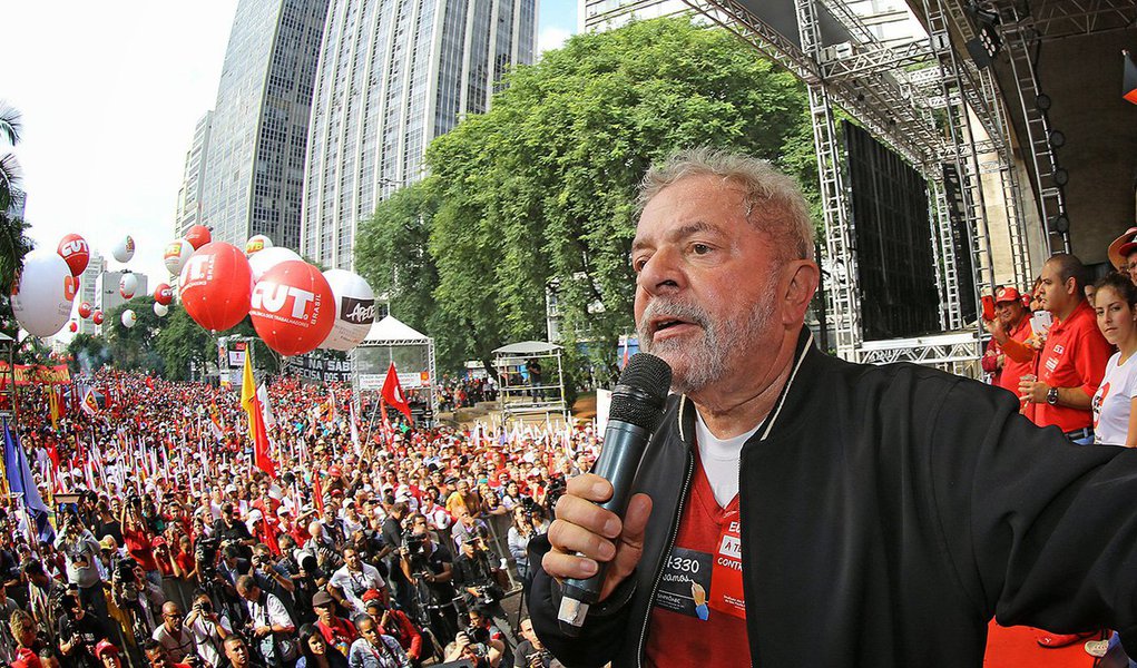 "Enfrentando a cruzada de delegados, procuradores e veículos de comunicação cercado apenas pelos mais próximos, sejam políticos, advogados ou amigos", Lula começa só agora a ver a articulação de movimentos em sua defesa, observa a colunista Tereza Cruvinel; ela destaca que a bancada do PT cogita comparecer em peso ao Fórum da Barra Funda no dia 17, quando o ex-presidente deve prestar depoimento sobre as obras no sítio de amigos em Atibaia, e que a Frente Brasil Popular, que reúne mais de 60 entidades e movimentos sociais, também programa um ato no Fórum para o mesmo; na avaliação da jornalista, "o PT está devendo um expressivo desagravo a seu fundador", o que "deve ocorrer na festa do dia 27, pelos 36 anos de criação do partido" (Foto: Tereza Cruvinel) "Enfrentando a cruzada de delegados, procuradores e veículos de comunicação cercado apenas pelos mais próximos, sejam políticos, advogados ou amigos", Lula começa só agora a ver a articulação de movimentos em sua defesa, observa a colunista Tereza Cruvinel; ela destaca que a bancada do PT cogita comparecer em peso ao Fórum da Barra Funda no dia 17, quando o ex-presidente deve prestar depoimento sobre as obras no sítio de amigos em Atibaia, e que a Frente Brasil Popular, que reúne mais de 60 entidades e movimentos sociais, também programa um ato no Fórum para o mesmo; na avaliação da jornalista, "o PT está devendo um expressivo desagravo a seu fundador", o que "deve ocorrer na festa do dia 27, pelos 36 anos de criação do partido"