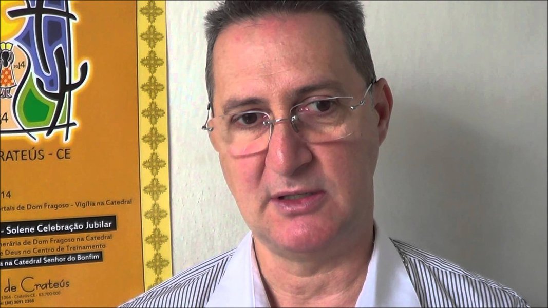 O bispo Dom Ailton Menegussi, da Diocese de Cratéus (CE), rechaçou duramente a tentativa de golpe contra o governo da presidente Dilma; ele disse que a Confederação Nacional dos Bispos do Brasil (CNBB) não aceita que "partidos políticos se aproveitem a crise para dar golpe no País"; segundo o bispo, "tem muita gente pousando de santinho", fazendo "discurso bonito porque querem poder"; "Que sejam punidos políticos de todos os lados porque sabemos que têm um monte de processos de outros políticos e que são engavetados. Mas quando se trata de governo que nasceu dos pobres, esse é criminoso. Nós não pensamos assim"; veja o vídeo (Foto: Leonardo Lucena) O bispo Dom Ailton Menegussi, da Diocese de Cratéus (CE), rechaçou duramente a tentativa de golpe contra o governo da presidente Dilma; ele disse que a Confederação Nacional dos Bispos do Brasil (CNBB) não aceita que "partidos políticos se aproveitem a crise para dar golpe no País"; segundo o bispo, "tem muita gente pousando de santinho", fazendo "discurso bonito porque querem poder"; "Que sejam punidos políticos de todos os lados porque sabemos que têm um monte de processos de outros políticos e que são engavetados. Mas quando se trata de governo que nasceu dos pobres, esse é criminoso. Nós não pensamos assim"; veja o vídeo