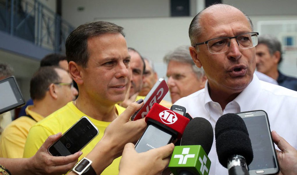 Tucanos de alta plumagem anunciam que recorrerão ao MPE contra as prévias. Alberto Goldman e José Aníbal acusam João Doria, amancebado de Geraldo Alckmin, de uso de “propaganda irregular, transporte de eleitores e infrações da lei da Cidade Limpa”. Dependendo da decisão do MPE, os tucanos poderão ficar órfãos nas eleições na principal capital do país (Foto: Altamiro Borges) Tucanos de alta plumagem anunciam que recorrerão ao MPE contra as prévias. Alberto Goldman e José Aníbal acusam João Doria, amancebado de Geraldo Alckmin, de uso de “propaganda irregular, transporte de eleitores e infrações da lei da Cidade Limpa”. Dependendo da decisão do MPE, os tucanos poderão ficar órfãos nas eleições na principal capital do país