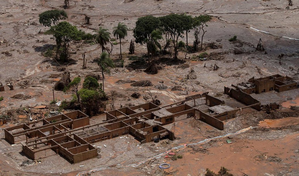 A Procuradoria-Geral de Justiça de Minas, órgão superior do MP-MG, se manifestou a favor do envio para a Justiça Federal do inquérito da Polícia Civil, que indicia sete pessoas por crimes relacionados ao rompimento da barragem de Fundão, em Mariana, na Região Central do estado; dessa forma, caberia ao MPF analisar os pedidos de prisão preventiva, podendo ou não oferecer denúncia por homicídio, inundação e poluição de rios; juíza da 2ª Vara da Comarca de Mariana, Marcela Oliveira Decat de Moura, havia negado duas vezes o mesmo pedido; dentre os indiciados está Ricardo Vescovi, presidente licenciado da empresa que pertence à Vale e à australiana BHP Billiton (Foto: Leonardo Lucena) A Procuradoria-Geral de Justiça de Minas, órgão superior do MP-MG, se manifestou a favor do envio para a Justiça Federal do inquérito da Polícia Civil, que indicia sete pessoas por crimes relacionados ao rompimento da barragem de Fundão, em Mariana, na Região Central do estado; dessa forma, caberia ao MPF analisar os pedidos de prisão preventiva, podendo ou não oferecer denúncia por homicídio, inundação e poluição de rios; juíza da 2ª Vara da Comarca de Mariana, Marcela Oliveira Decat de Moura, havia negado duas vezes o mesmo pedido; dentre os indiciados está Ricardo Vescovi, presidente licenciado da empresa que pertence à Vale e à australiana BHP Billiton