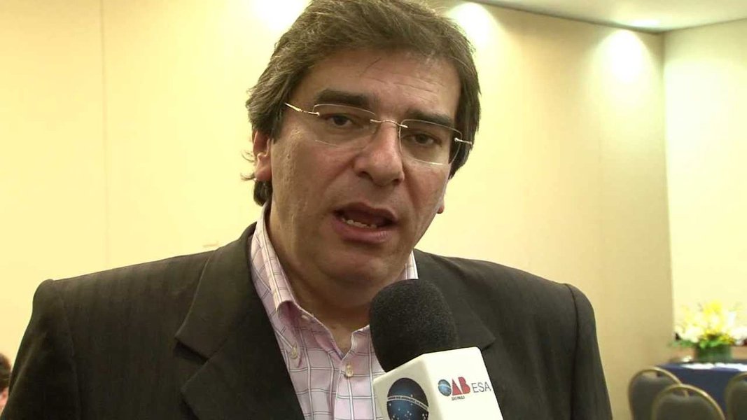 Criminalista Luiz Flávio Borges D’Urso criticou a condução das investigações da Operação Lava Jato pelo juiz Sergio Moro; "O que observamos (na Lava Jato) foi uma proliferação exacerbada de constrições no que diz respeito à liberdade individual, quer por condução coercitiva, quer por prisões preventivas, que passaram na operação quase a se tornar uma regra, quando, pela lei, tem que ser exceção"; para ele, Moro se "precipitou"; sobre a divulgação dos grampos de uma conversa entre a presidente Dilma e o ex-presidente Lula, Borges afirmou que o conteúdo do diálogo deve ser sigiloso; e disse, ainda, que, em consequência das delações da Lava Jato, "passou-se a cristalizar como se uma delação constituísse uma prova absoluta"; "É um desastre" (Foto: Leonardo Lucena) Criminalista Luiz Flávio Borges D’Urso criticou a condução das investigações da Operação Lava Jato pelo juiz Sergio Moro; "O que observamos (na Lava Jato) foi uma proliferação exacerbada de constrições no que diz respeito à liberdade individual, quer por condução coercitiva, quer por prisões preventivas, que passaram na operação quase a se tornar uma regra, quando, pela lei, tem que ser exceção"; para ele, Moro se "precipitou"; sobre a divulgação dos grampos de uma conversa entre a presidente Dilma e o ex-presidente Lula, Borges afirmou que o conteúdo do diálogo deve ser sigiloso; e disse, ainda, que, em consequência das delações da Lava Jato, "passou-se a cristalizar como se uma delação constituísse uma prova absoluta"; "É um desastre"