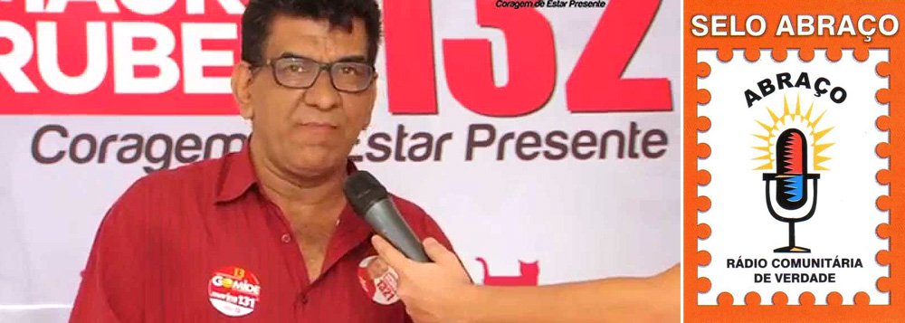 Coordenador executivo da Abraço Nacional (Associação Brasileira de Radiodifusão Comunitária), Valdeci Borges pede aos radialistas comunitários para se posicionarem contra o golpe: “A alerta para os radialistas comunitários é: que não se deixem enganar pelo que mídia golpista divulga em seus veículos de comunicação diariamente. Utilizem a emissora comunitária não para golpe, mas para veicular a informação. E que se dê amplo espaço aos setores da sociedade que são contra o golpe e que defendem a democracia” (Foto: Roberta Namour) Coordenador executivo da Abraço Nacional (Associação Brasileira de Radiodifusão Comunitária), Valdeci Borges pede aos radialistas comunitários para se posicionarem contra o golpe: “A alerta para os radialistas comunitários é: que não se deixem enganar pelo que mídia golpista divulga em seus veículos de comunicação diariamente. Utilizem a emissora comunitária não para golpe, mas para veicular a informação. E que se dê amplo espaço aos setores da sociedade que são contra o golpe e que defendem a democracia”