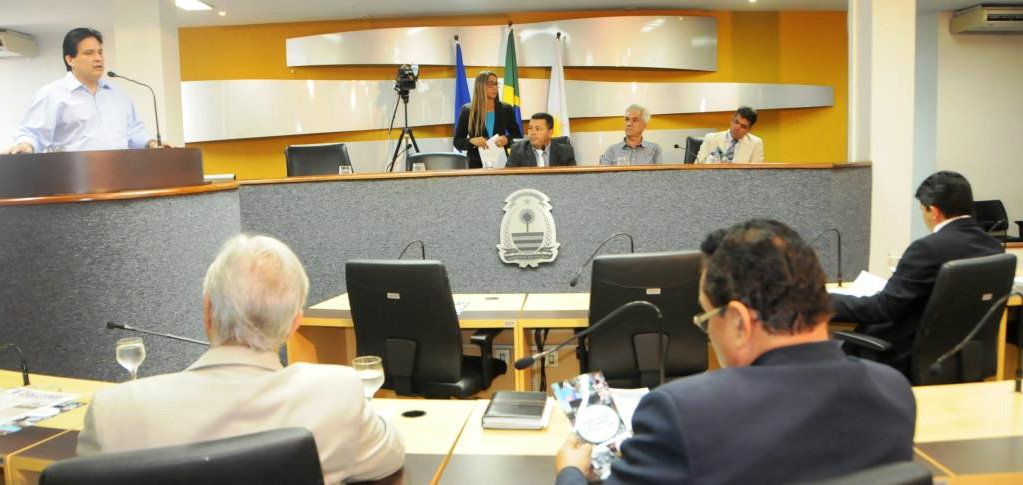 Em votações secretas, a Câmara Municipal de Palmas manteve os vetos do prefeito Carlos Amastha a três matérias; na primeira votação, o veto parcial ao Autógrafo de Lei nº 112/2015, que institui o Plano Municipal de Educação de Palmas, que provocou polêmica por conta do artigo que se refere à ideologia de gêneros, recebeu 11 votos favoráveis, enquanto oito vereadores votaram pela derrubada do veto (Foto: Leonardo Lucena) Em votações secretas, a Câmara Municipal de Palmas manteve os vetos do prefeito Carlos Amastha a três matérias; na primeira votação, o veto parcial ao Autógrafo de Lei nº 112/2015, que institui o Plano Municipal de Educação de Palmas, que provocou polêmica por conta do artigo que se refere à ideologia de gêneros, recebeu 11 votos favoráveis, enquanto oito vereadores votaram pela derrubada do veto