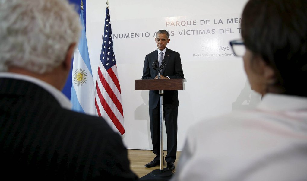 "Há controvérsias sobre as políticas dos Estados Unidos no início destes tempos sombrios", disse o presidente dos Estados Unidos após visita a memorial das vítimas da ditadura; "Democracias precisam ter coragem para reconhecer quando não cumprem os ideais que representam, e fomos lentos em falar sobre direitos humanos, e foi o caso aqui", completou Barack Obama (Foto: Gisele Federicce) "Há controvérsias sobre as políticas dos Estados Unidos no início destes tempos sombrios", disse o presidente dos Estados Unidos após visita a memorial das vítimas da ditadura; "Democracias precisam ter coragem para reconhecer quando não cumprem os ideais que representam, e fomos lentos em falar sobre direitos humanos, e foi o caso aqui", completou Barack Obama