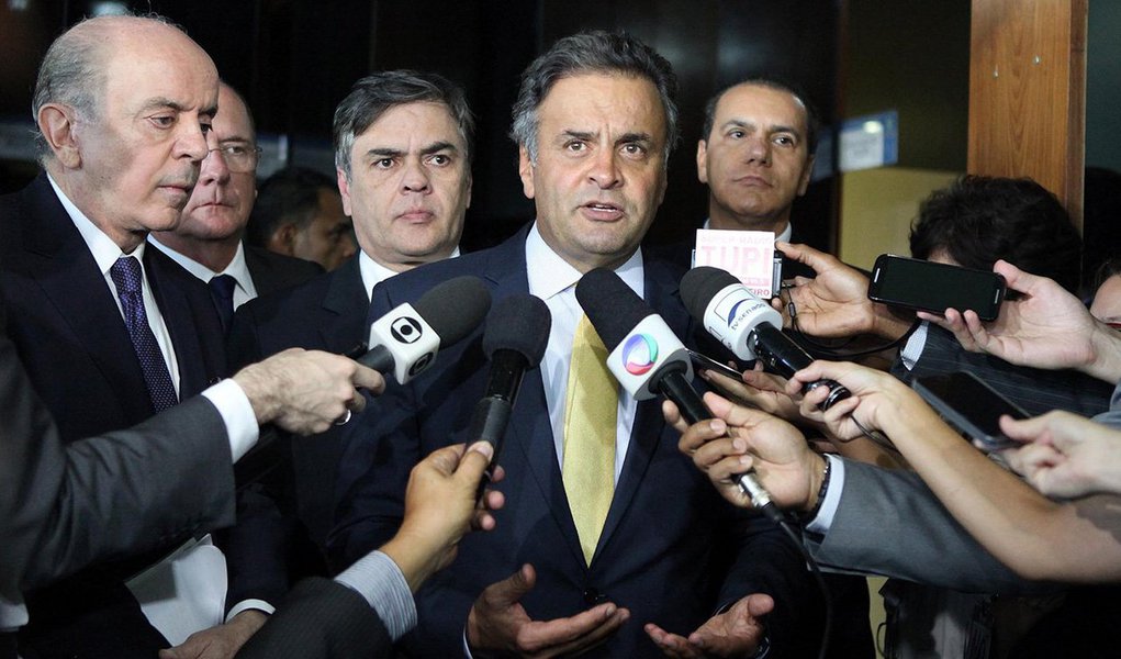 Mesmo tendo projetos presidenciais diferentes, tucanos são unânimes ao avaliar que a citação do nome do senador Aécio Neves (PSDB-MG) no esquema de corrupção de Furnas na delação premiada do senador Delcídio Amaral prejudica como um todo o discurso do partido, que vem defendendo o afastamento da presidente Dilma (Foto: Gisele Federicce) Mesmo tendo projetos presidenciais diferentes, tucanos são unânimes ao avaliar que a citação do nome do senador Aécio Neves (PSDB-MG) no esquema de corrupção de Furnas na delação premiada do senador Delcídio Amaral prejudica como um todo o discurso do partido, que vem defendendo o afastamento da presidente Dilma