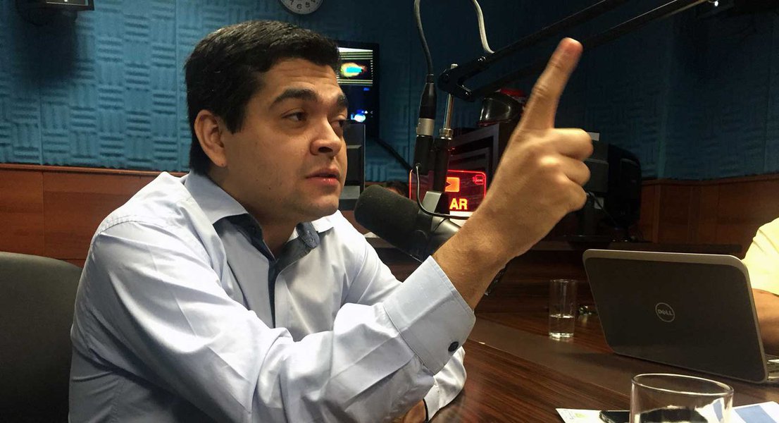 Ex-petista, vereador do PSDB disse nesta quarta-feira (16) que as declarações do senador sul matogrossense colocam um ponto final nas acusações relacionadas à CPI do Cacheira contra o governador de Goiás; Delcídio diz no documento que a CPI foi instrumento de perseguição do ex-presidente Lula contra Marconi; "Tudo veio à tona; em um momento onde todos são acusados, o governador Marconi Perillo sorri de orelha a orelha tendo mais uma comprovação de que suas declarações foram sempre pautadas pela verdade", emendou; Tayrone disse ainda que o governo Dilma tornou-se motivo de vergonha para o povo brasileiro: "Não dá pra continuar com um governo assim" (Foto: Realle Palazzo-Martini) Ex-petista, vereador do PSDB disse nesta quarta-feira (16) que as declarações do senador sul matogrossense colocam um ponto final nas acusações relacionadas à CPI do Cacheira contra o governador de Goiás; Delcídio diz no documento que a CPI foi instrumento de perseguição do ex-presidente Lula contra Marconi; "Tudo veio à tona; em um momento onde todos são acusados, o governador Marconi Perillo sorri de orelha a orelha tendo mais uma comprovação de que suas declarações foram sempre pautadas pela verdade", emendou; Tayrone disse ainda que o governo Dilma tornou-se motivo de vergonha para o povo brasileiro: "Não dá pra continuar com um governo assim"