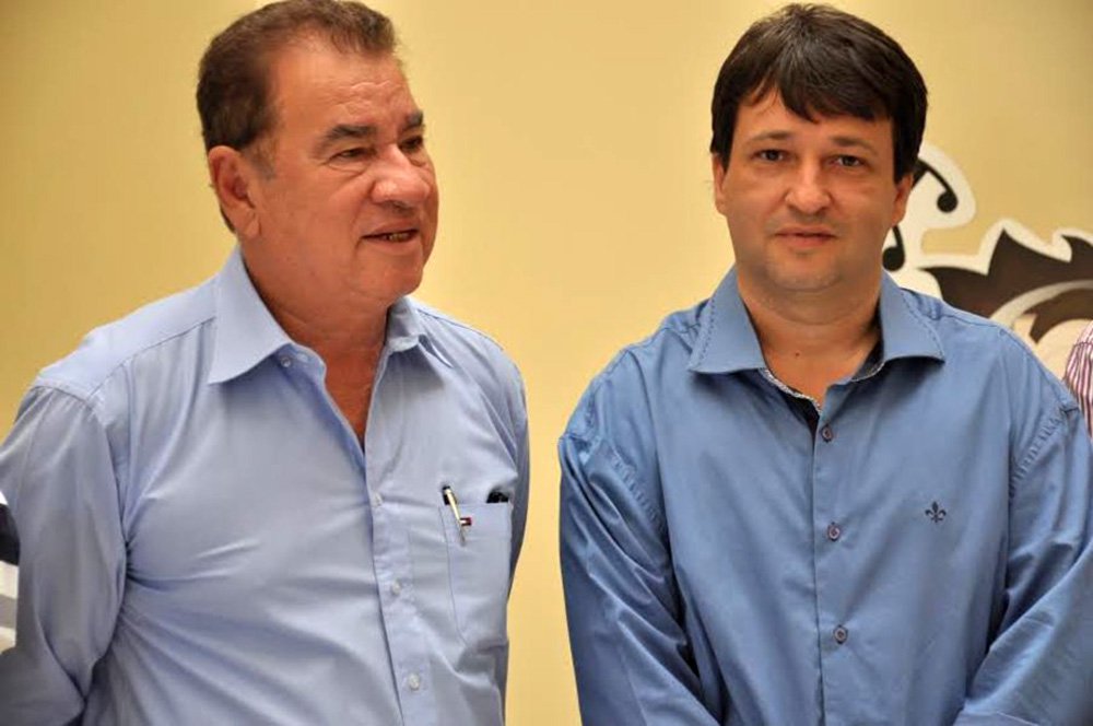 A Federação de Associações Comerciais e Empresariais do Tocantins (Facieto) divulgou uma carta aberta para pedir o impeachment da presidente Dilma; “Todos presenciamos uma crise sem precedentes na ética, na política, na governabilidade, na economia e, sobretudo, a crise social” , começa a carta aberta da Facieto, que critica a inércia na tomada de decisão tanto do Executivo, quanto do Congresso; “Produz a instabilidade que tem emperrado as decisões empresariais e a vida das empresas”, disse; assinam o documento o presidente e vice, Pedro Ferreira e Fabiano do Vale, respectivamente (Foto: Leonardo Lucena) A Federação de Associações Comerciais e Empresariais do Tocantins (Facieto) divulgou uma carta aberta para pedir o impeachment da presidente Dilma; “Todos presenciamos uma crise sem precedentes na ética, na política, na governabilidade, na economia e, sobretudo, a crise social” , começa a carta aberta da Facieto, que critica a inércia na tomada de decisão tanto do Executivo, quanto do Congresso; “Produz a instabilidade que tem emperrado as decisões empresariais e a vida das empresas”, disse; assinam o documento o presidente e vice, Pedro Ferreira e Fabiano do Vale, respectivamente