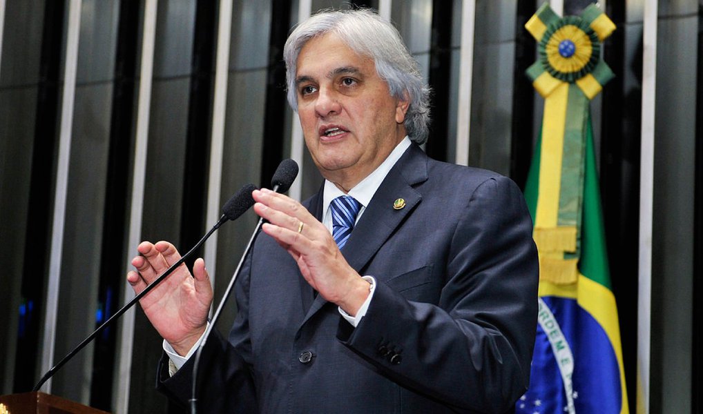 "As empreiteiras atuam ecumenicamente quando o a assunto é eleição. A Odebrecht e a OAS são mais petistas, o que nunca as impediu de, evidentemente, apoiar candidaturas de outros partidos. A Andrade Gutierrez é mais 'tucana', o que não a impede de apoiar outros partidos. Não é por mera coincidência que estão juntas, entre outros projetos, na Usina Hidrelétrica de Belo Monte", afirmou Delcídio aos investigadores (Foto: Valter Lima) "As empreiteiras atuam ecumenicamente quando o a assunto é eleição. A Odebrecht e a OAS são mais petistas, o que nunca as impediu de, evidentemente, apoiar candidaturas de outros partidos. A Andrade Gutierrez é mais 'tucana', o que não a impede de apoiar outros partidos. Não é por mera coincidência que estão juntas, entre outros projetos, na Usina Hidrelétrica de Belo Monte", afirmou Delcídio aos investigadores