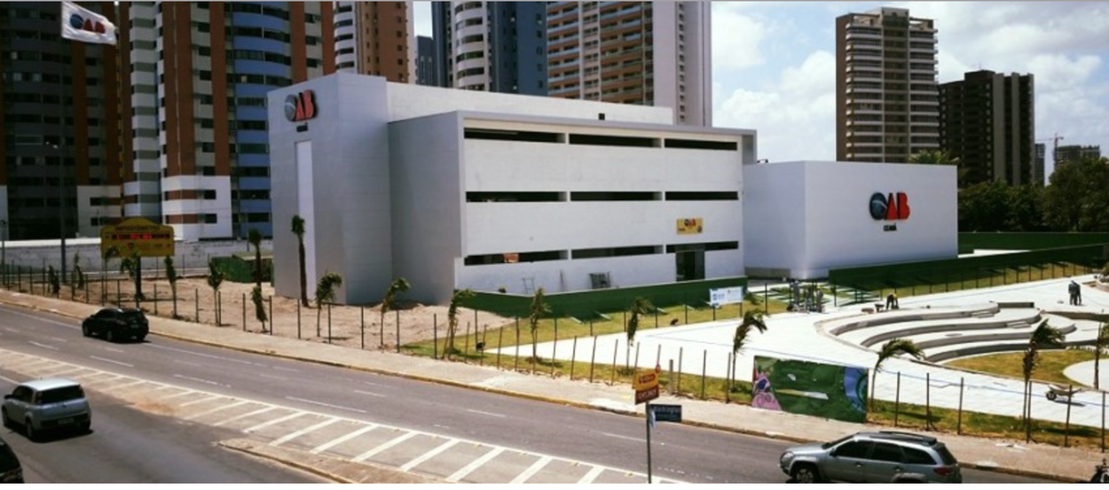 O Coletivo Advogados e Advogadas Cearenses pela Democracia divulgou nota em repúdio ao apoio da OAB-CE à instalação da comissão que julgará o impeachment da presidente Dilma (PT), “ainda que sem qualquer base legal para tanto, sob o argumento de manutenção do ‘zelo e preservação do escopo constitucional maior’”. No texto, eles se dizem “indignados” com “um verdadeiro ato de afronta às instituições democráticas deste país, bem como um ato de silêncio perante a violação do instrumento legal que resguarda o exercício do profissional advogado”
(Foto: Rodrigo Rocha) O Coletivo Advogados e Advogadas Cearenses pela Democracia divulgou nota em repúdio ao apoio da OAB-CE à instalação da comissão que julgará o impeachment da presidente Dilma (PT), “ainda que sem qualquer base legal para tanto, sob o argumento de manutenção do ‘zelo e preservação do escopo constitucional maior’”. No texto, eles se dizem “indignados” com “um verdadeiro ato de afronta às instituições democráticas deste país, bem como um ato de silêncio perante a violação do instrumento legal que resguarda o exercício do profissional advogado”